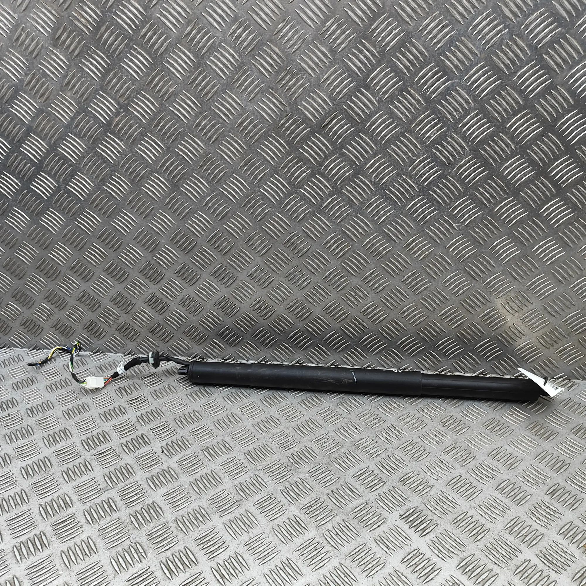 BMW X5 (G05) Right Side Tailgate Gas Strut Right Side Tailgate Gas Strut — BMW X5 (G05) (2...