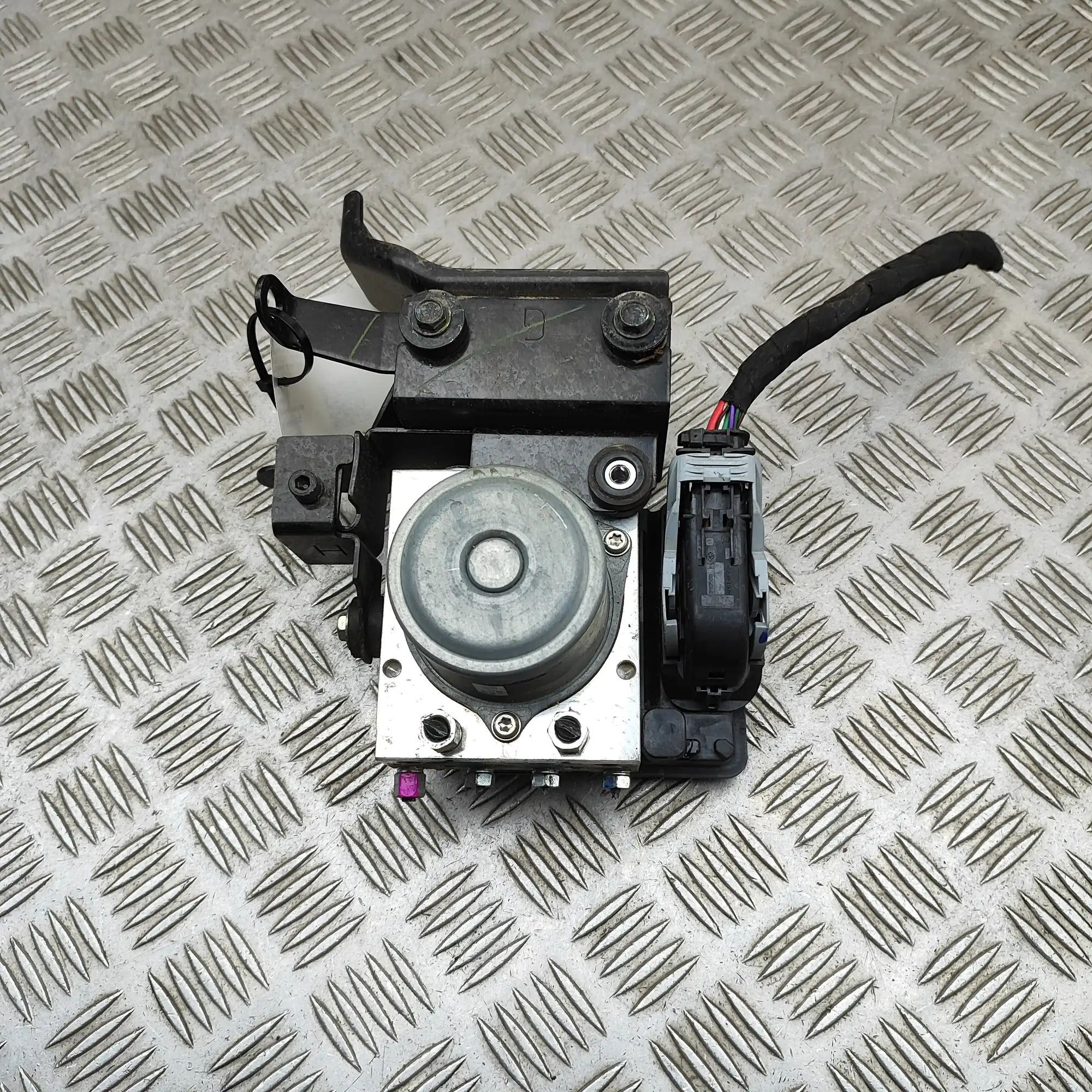 Nissan Leaf ABS Hydraulipumppu ABS Pump — NISSAN LEAF (ZE1) (2017-...) — 47660...