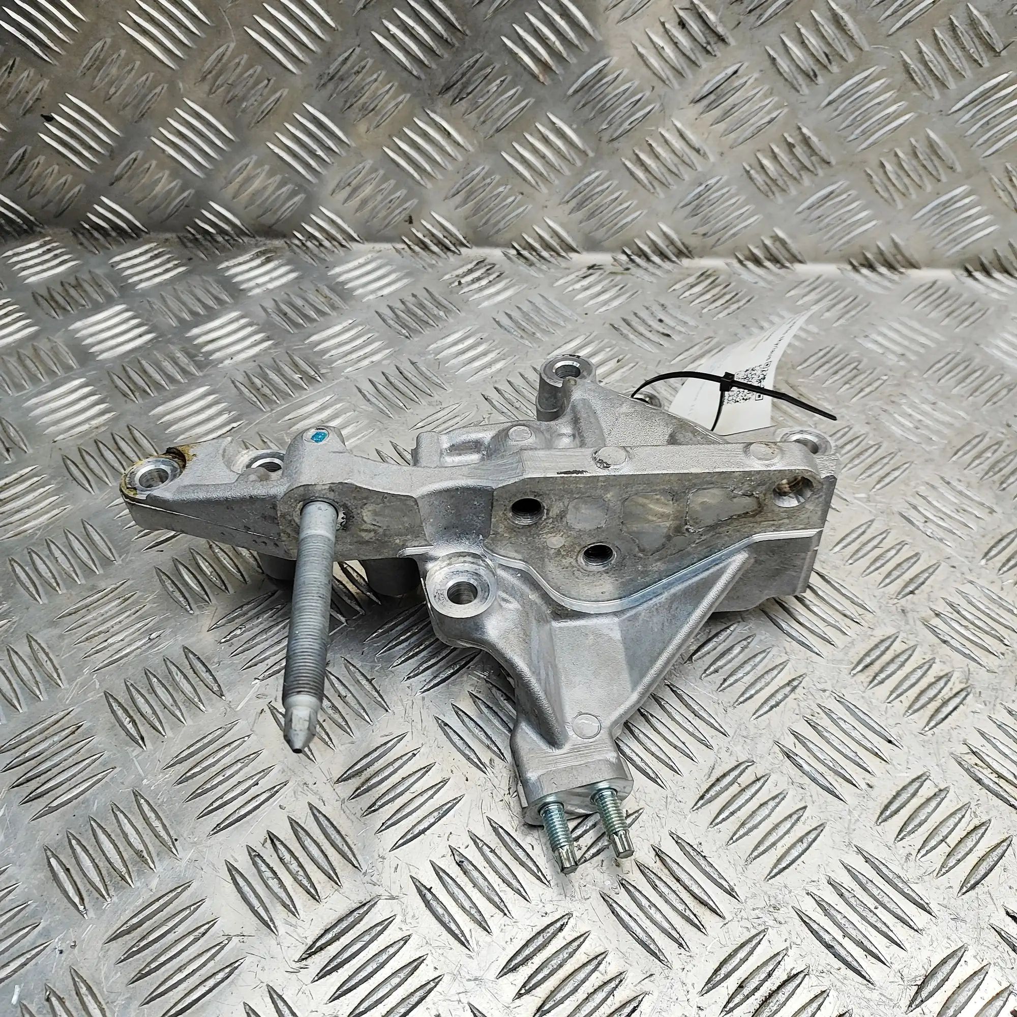 Lexus RX Right Side Engine Bracket Right Side Engine Bracket — LEXUS RX (_L2_) (20...