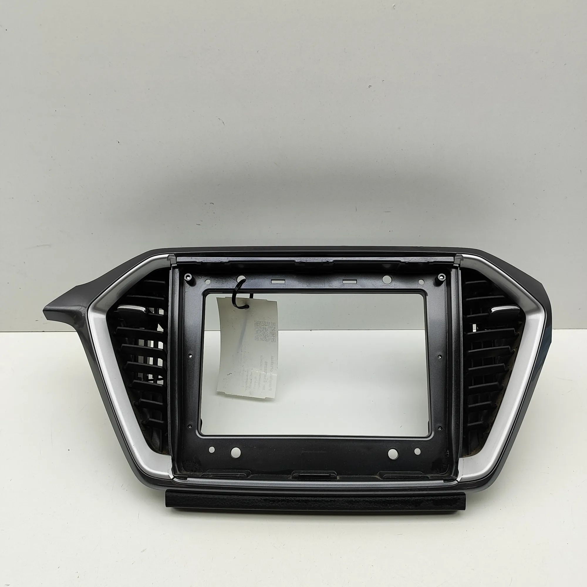 Isuzu  D-Max Navigation screen trim Navigation screen trim — ISUZU D-MAX (II TFR, T...