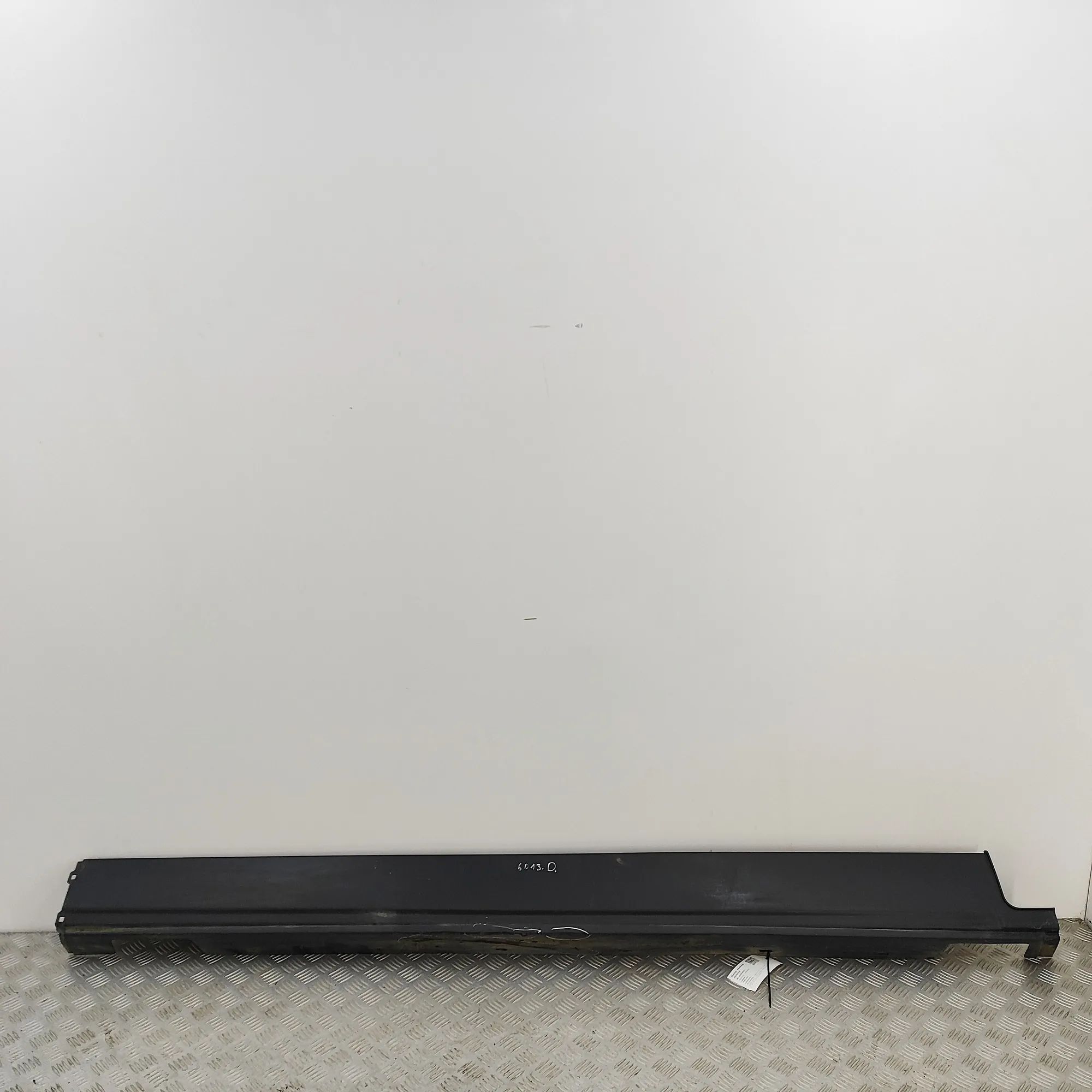 Land Rover Discovery Right Side Plastic Sideskirt Cover Right Side Plastic Sideskirt Cover — LAND ROVER...