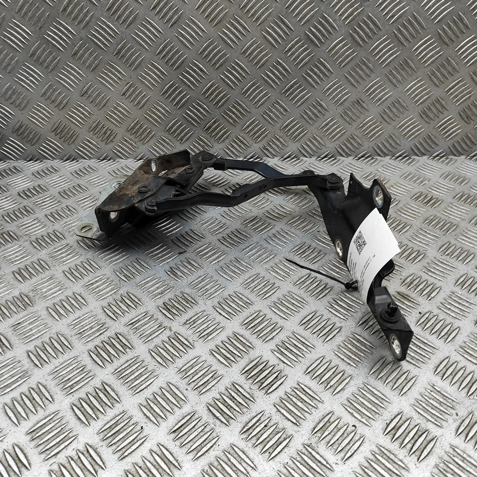 Land Rover Discovery Bonnet hinge — front left Bonnet hinge — front left — LAND ROVER DISCOVER...