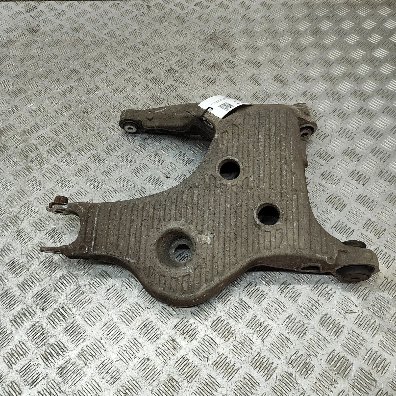 Land Rover Discovery Control arm — rear right Control arm — rear right — LAND ROVER DISCOVERY...