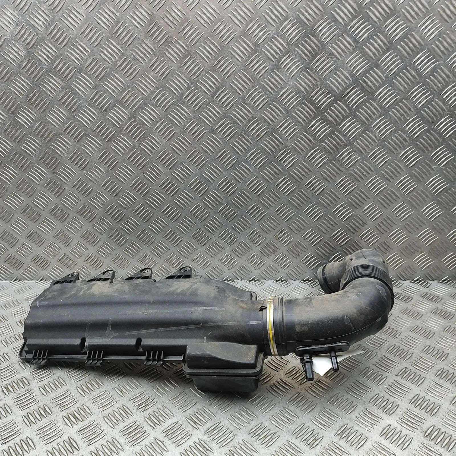 Jeep Compass Air filter housing upper section Air filter housing upper section — JEEP COMPASS...
