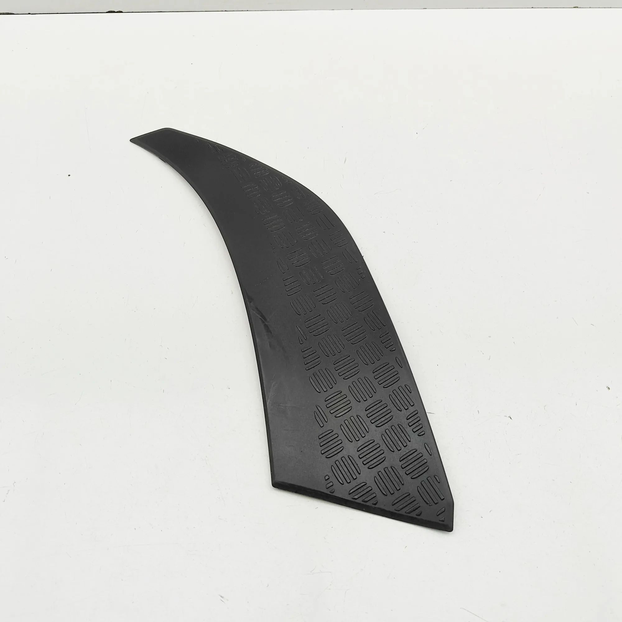 Land Rover Defender Fender moulding — rear right Fender moulding — rear right — LAND ROVER DEFEN...