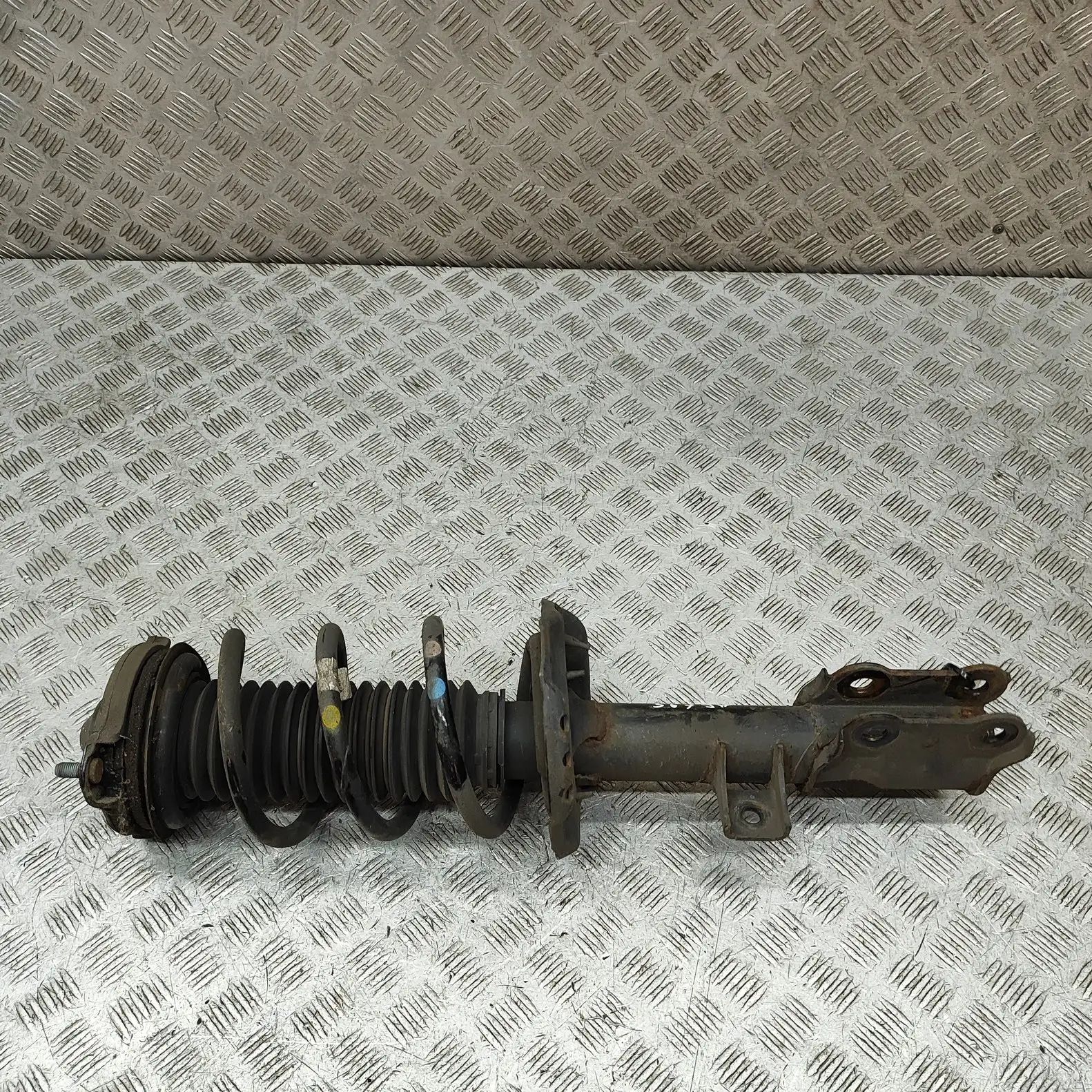 Kia Sportage Shock absorber — front left Shock absorber — front left — KIA SPORTAGE (QL)...