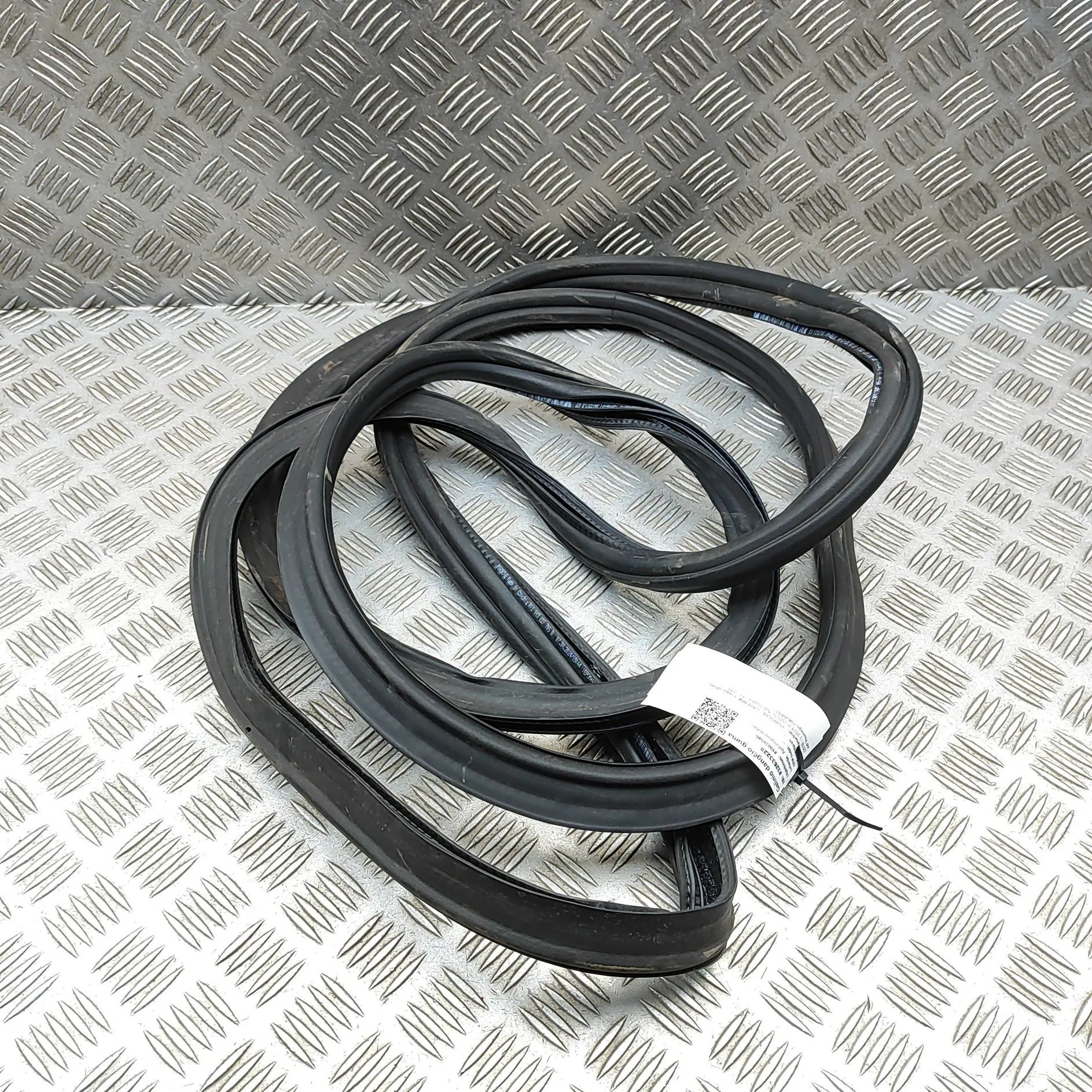 Porsche Cayenne Tailgate rubber seal Tailgate rubber seal — PORSCHE CAYENNE (Coupe 9...
