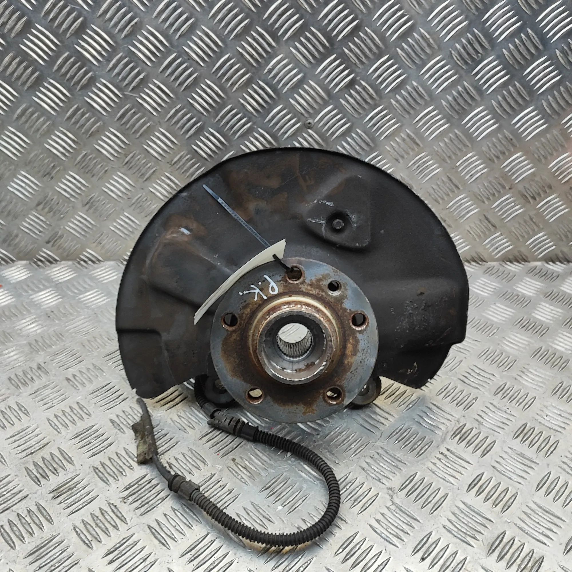Volkswagen Transporter (T6, Caravelle, Multivan) Front Left Wheel Hub Front Left Wheel Hub — VW TRANSPORTER (VI T6 Mi...