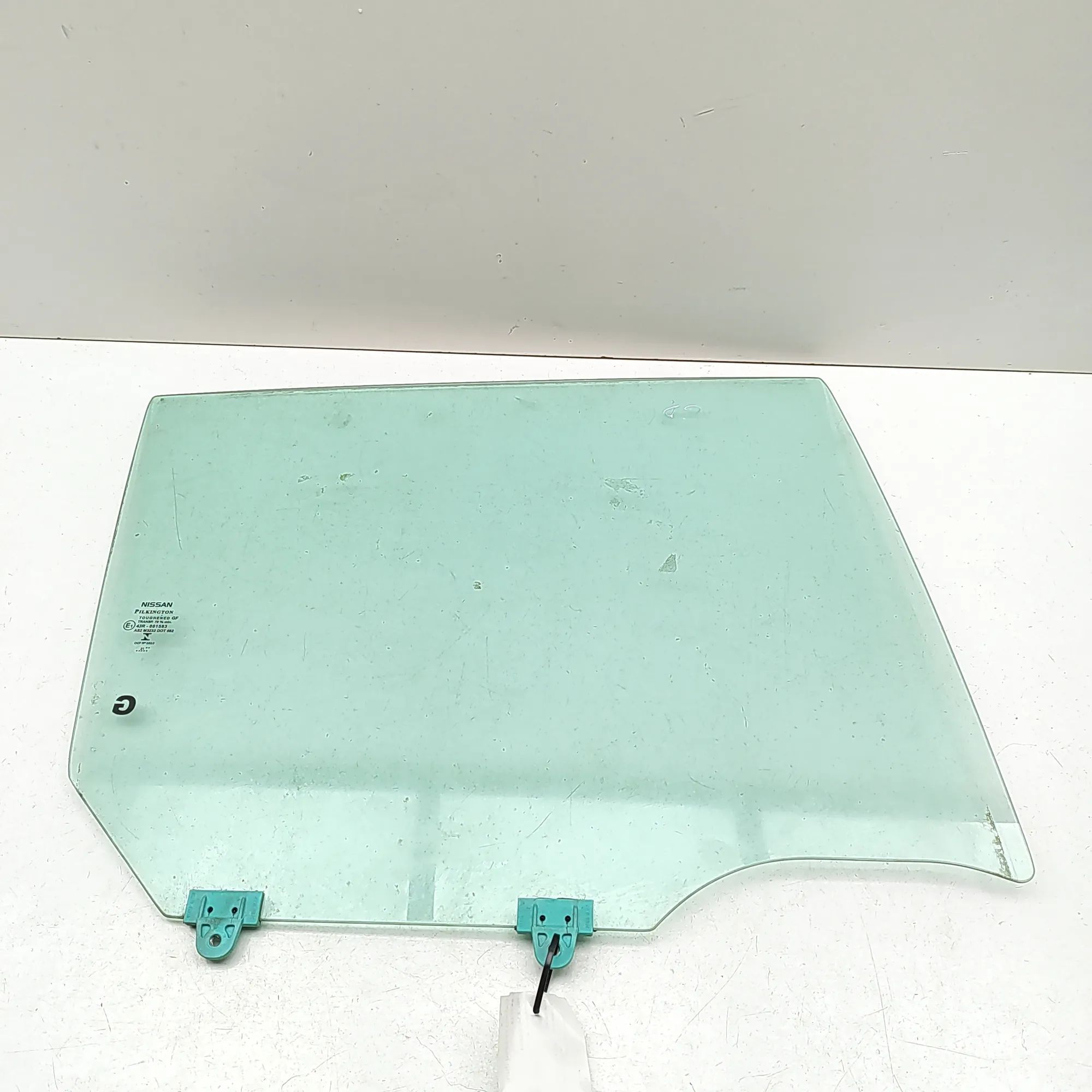 Nissan Leaf Right rear door window Right rear door window — NISSAN LEAF (ZE1) (201...