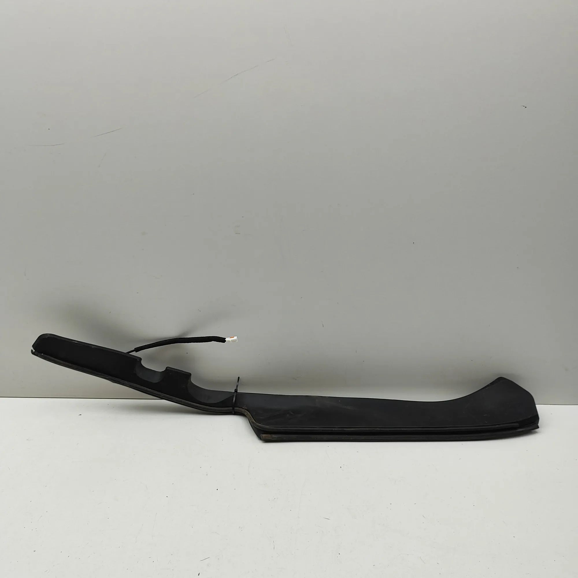 Subaru Forester Tailgate drip rail trim — left Tailgate drip rail trim — left — SUBARU FORESTE...