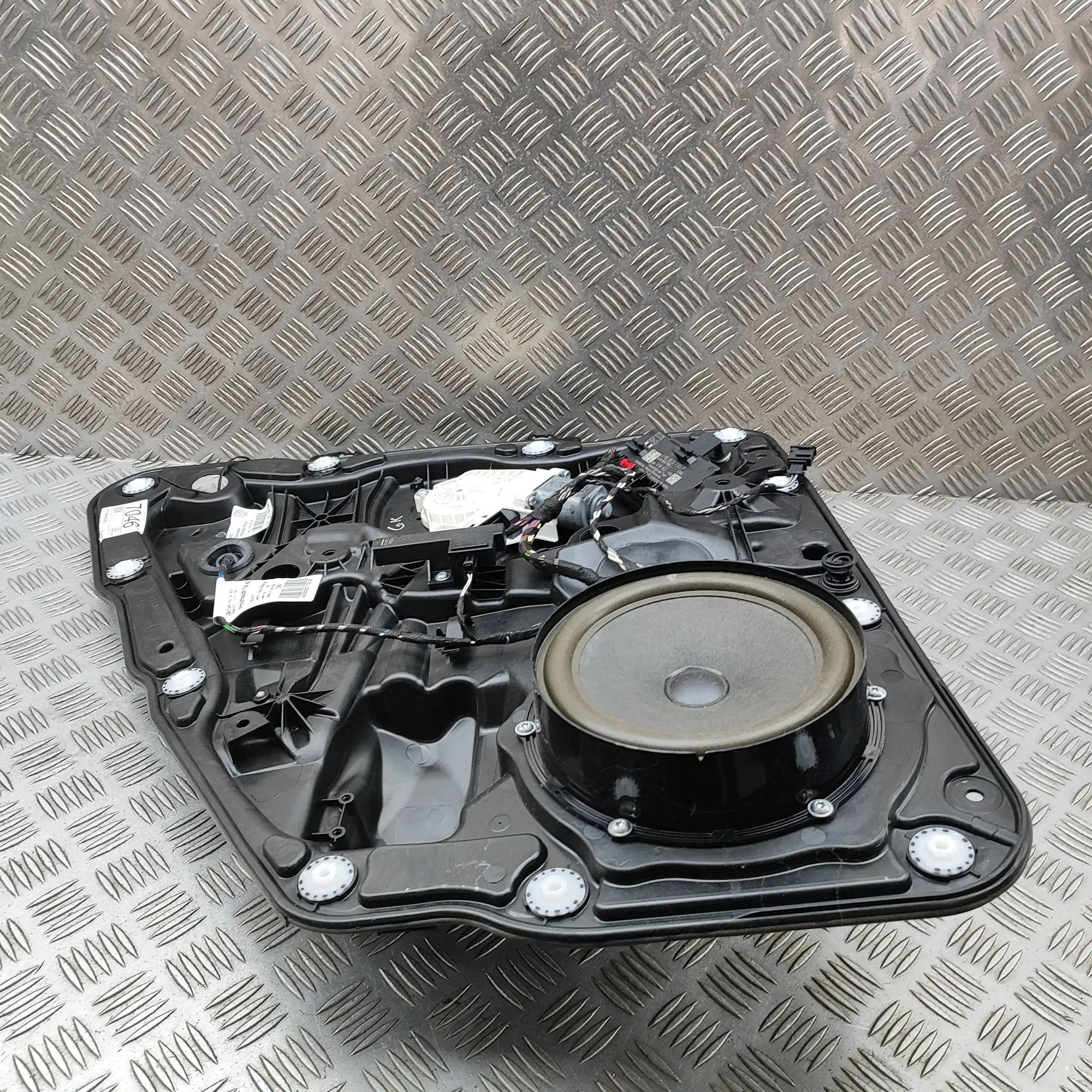 Volkswagen Touareg Rear Left Door Window Regulator Rear Left Door Window Regulator — VW TOUAREG (7...
