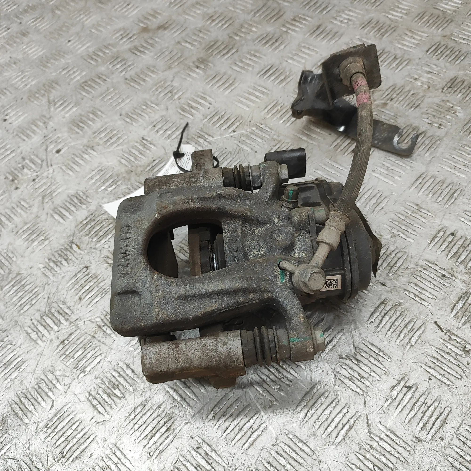 Nissan Leaf Brake caliper — rear left Brake caliper — rear left — NISSAN LEAF (ZE1) (...