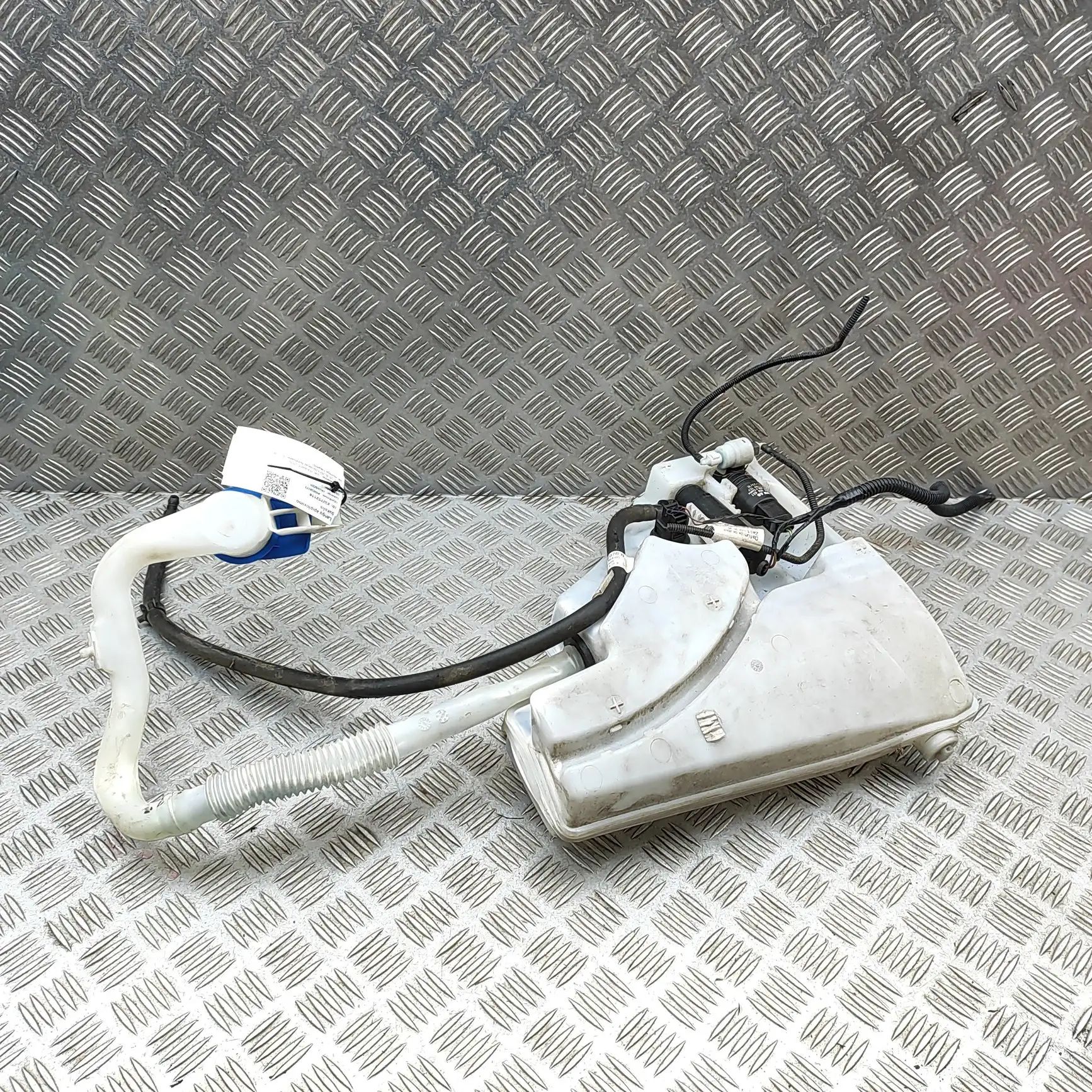 Volkswagen Touareg Window Washer Tank Window Washer Tank — VW TOUAREG (7P5) (2009-201...