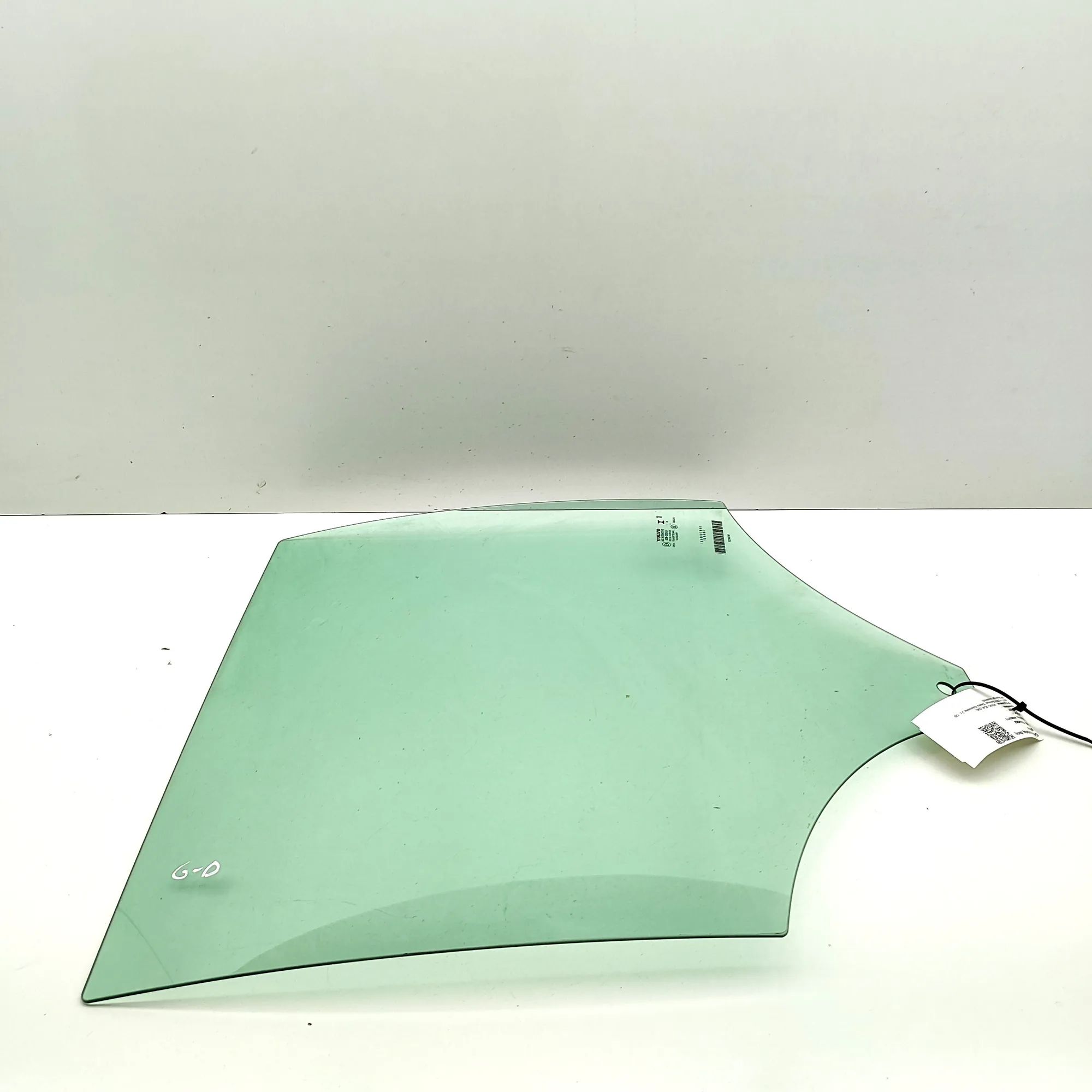 Volvo XC40 / EX40 Right rear door window Right rear door window — VOLVO XC40 (536) (2017...