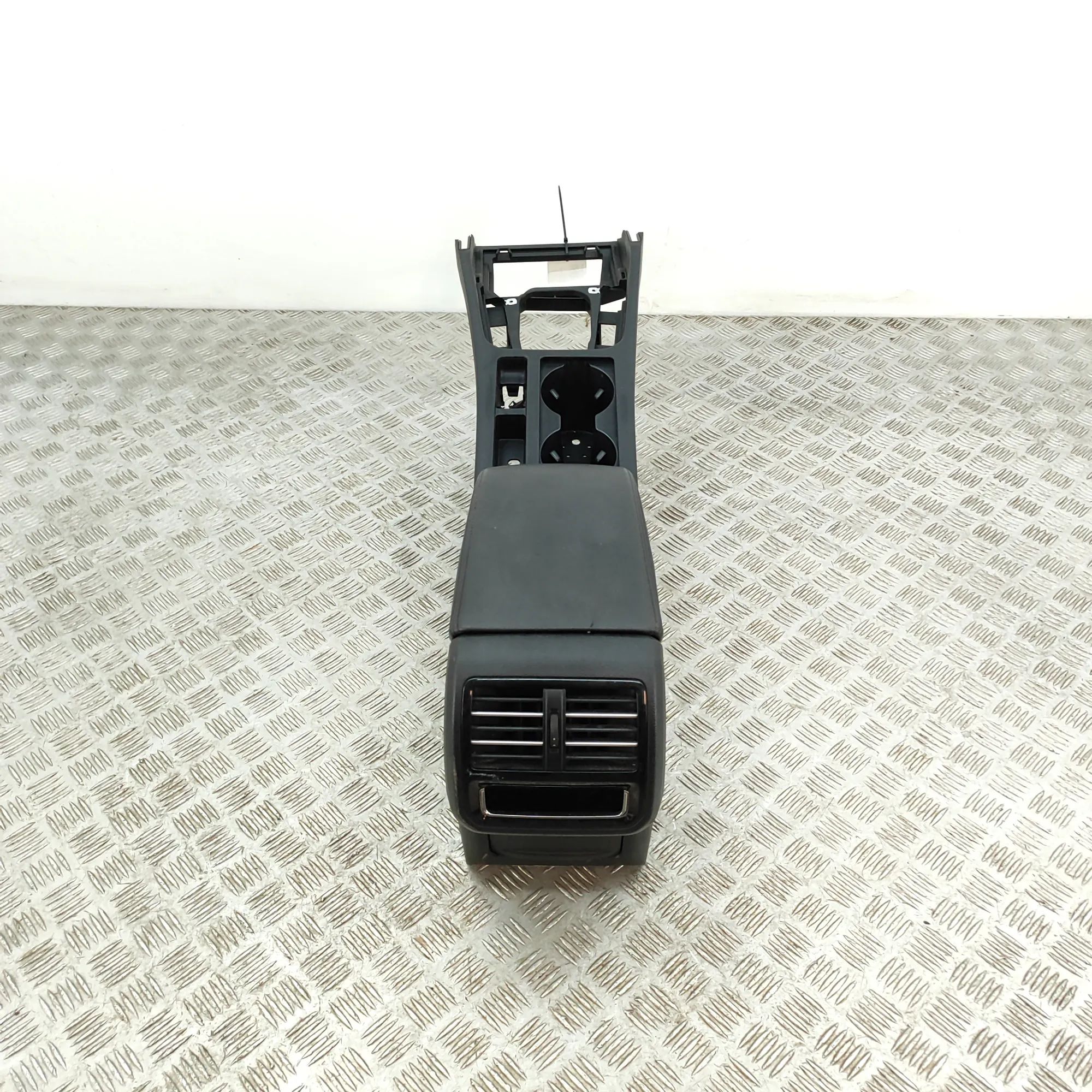 Volkswagen Passat (B8) center console center Console — VW PASSAT (B8 3G2) (2014-...) ...