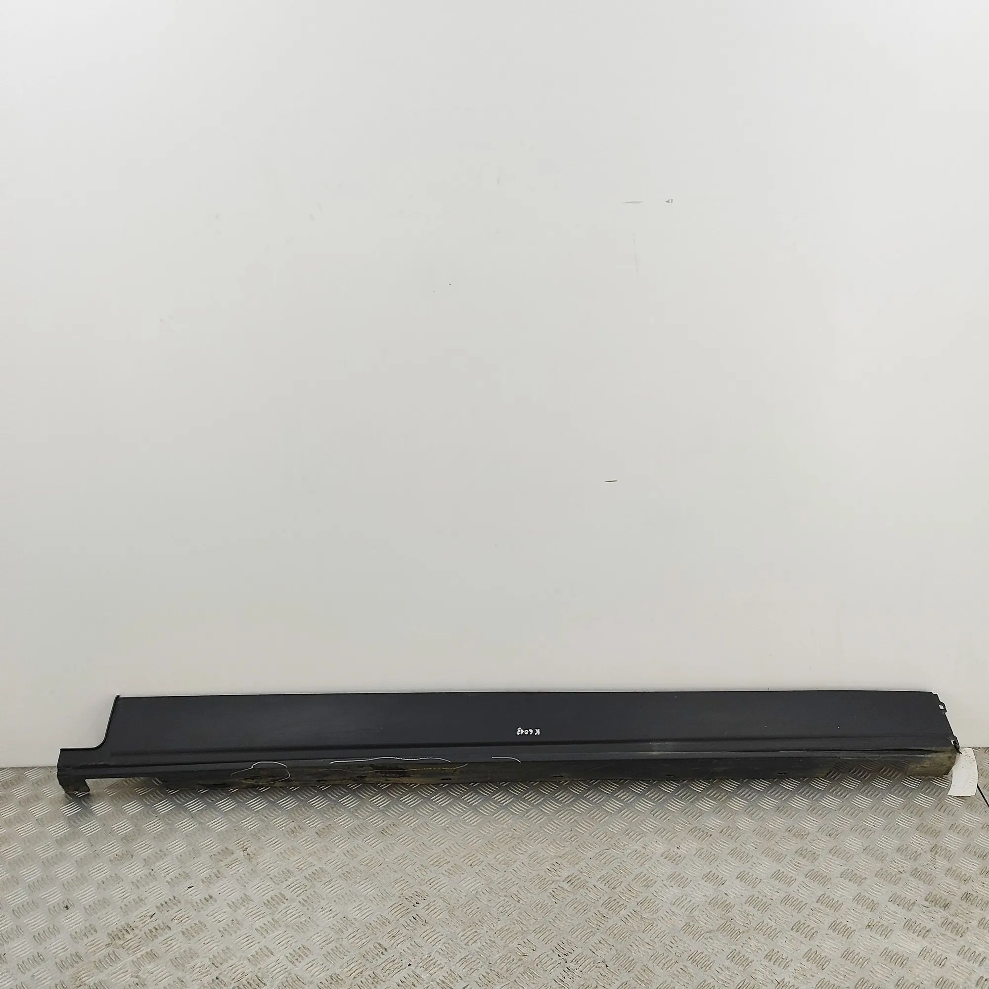 Land Rover Discovery Left Side Plastic Sideskirt Cover Left Side Plastic Sideskirt Cover — LAND ROVER ...