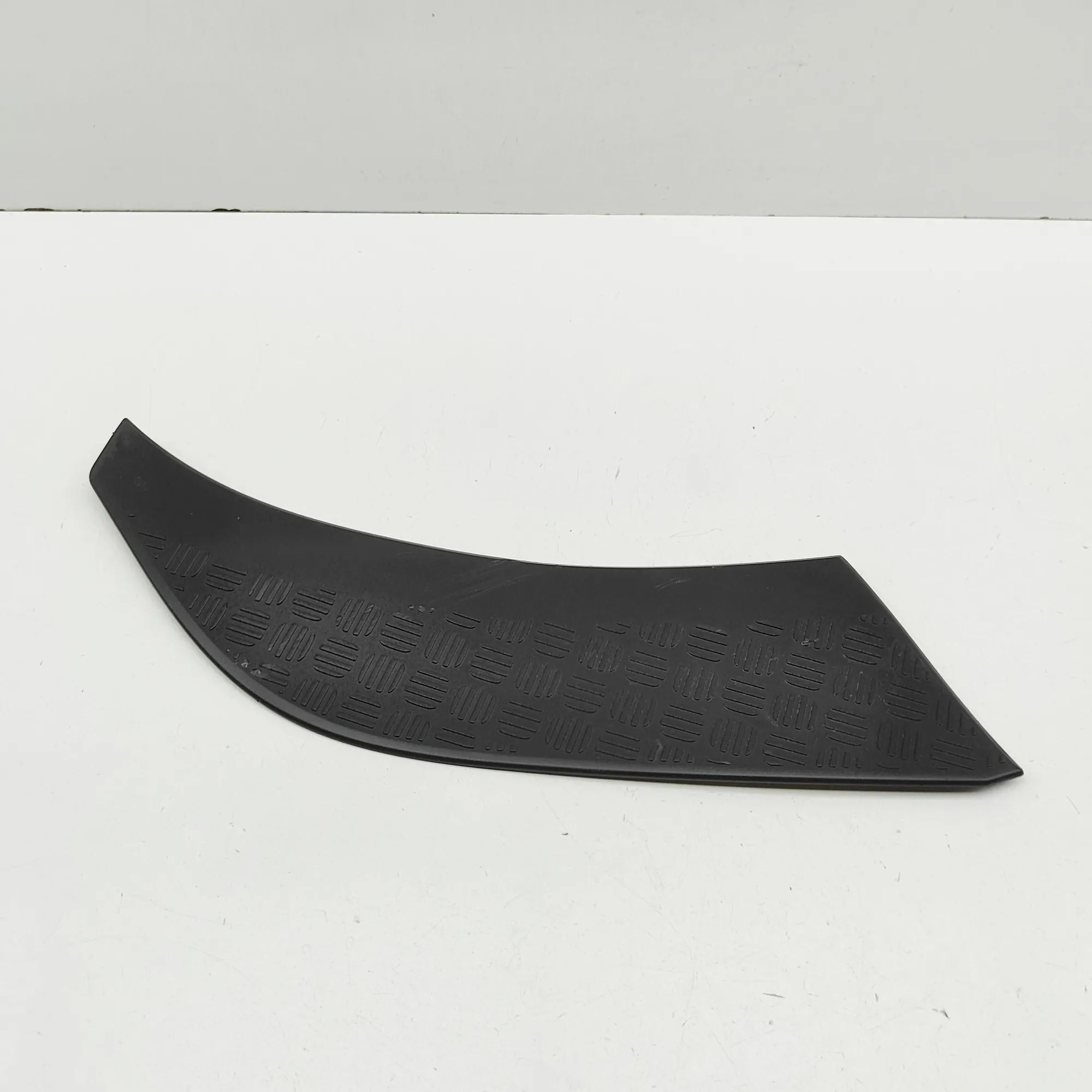 Land Rover Defender Fender moulding — rear left Fender moulding — rear left — LAND ROVER DEFEND...