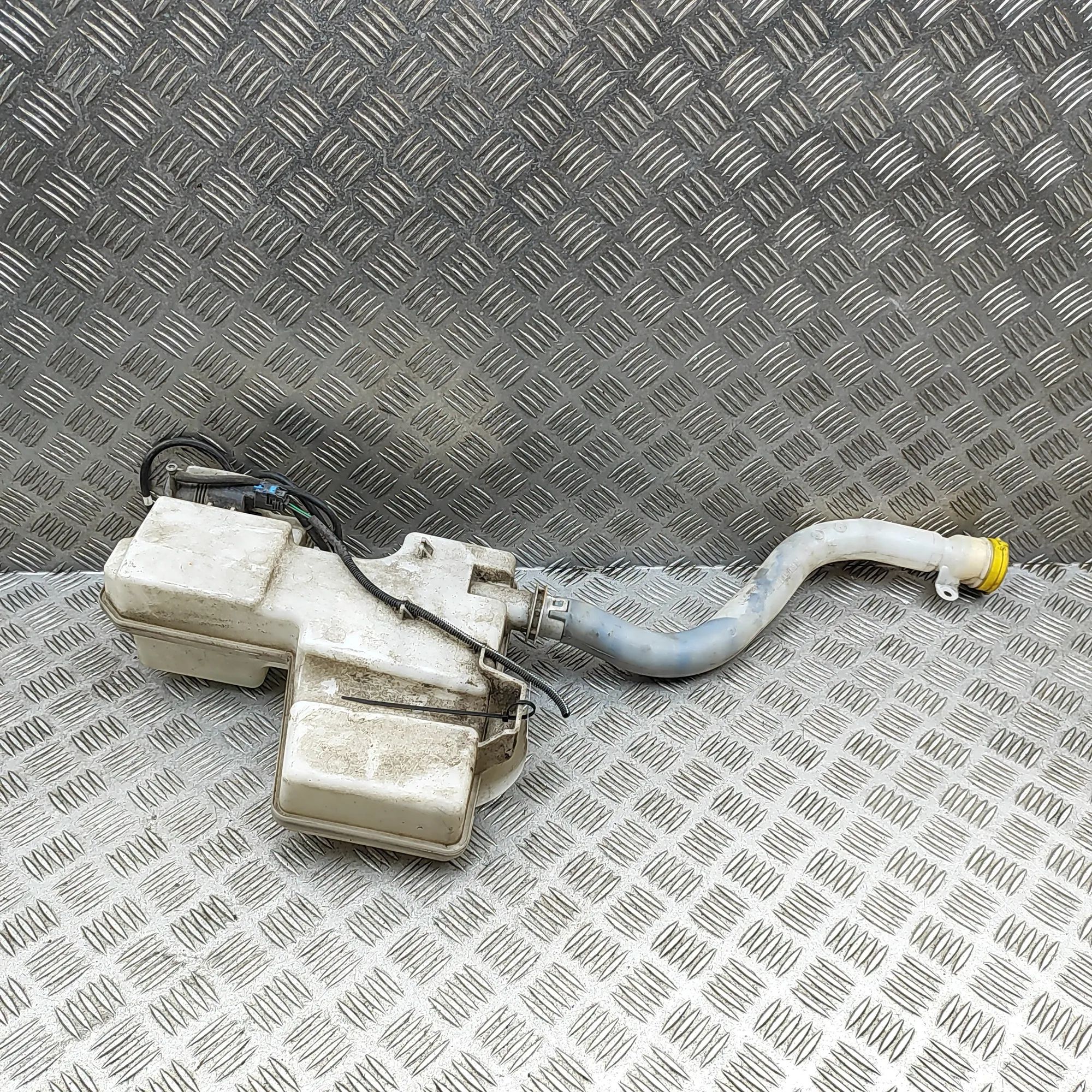 Opel Vivaro (B) Window Washer Tank Window Washer Tank — OPEL VIVARO (Combi) (2014-...