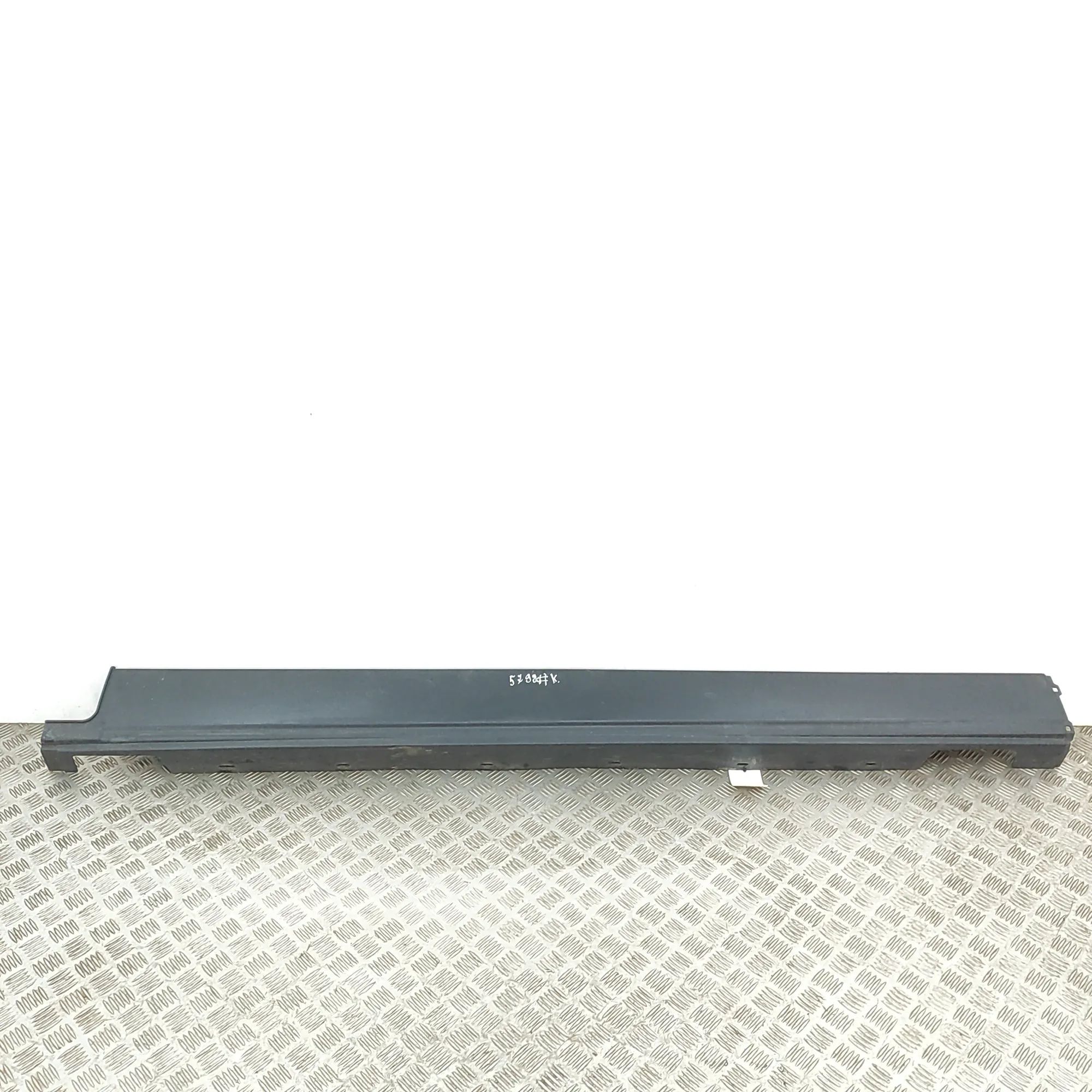 Land Rover Discovery Left Side Plastic Sideskirt Cover