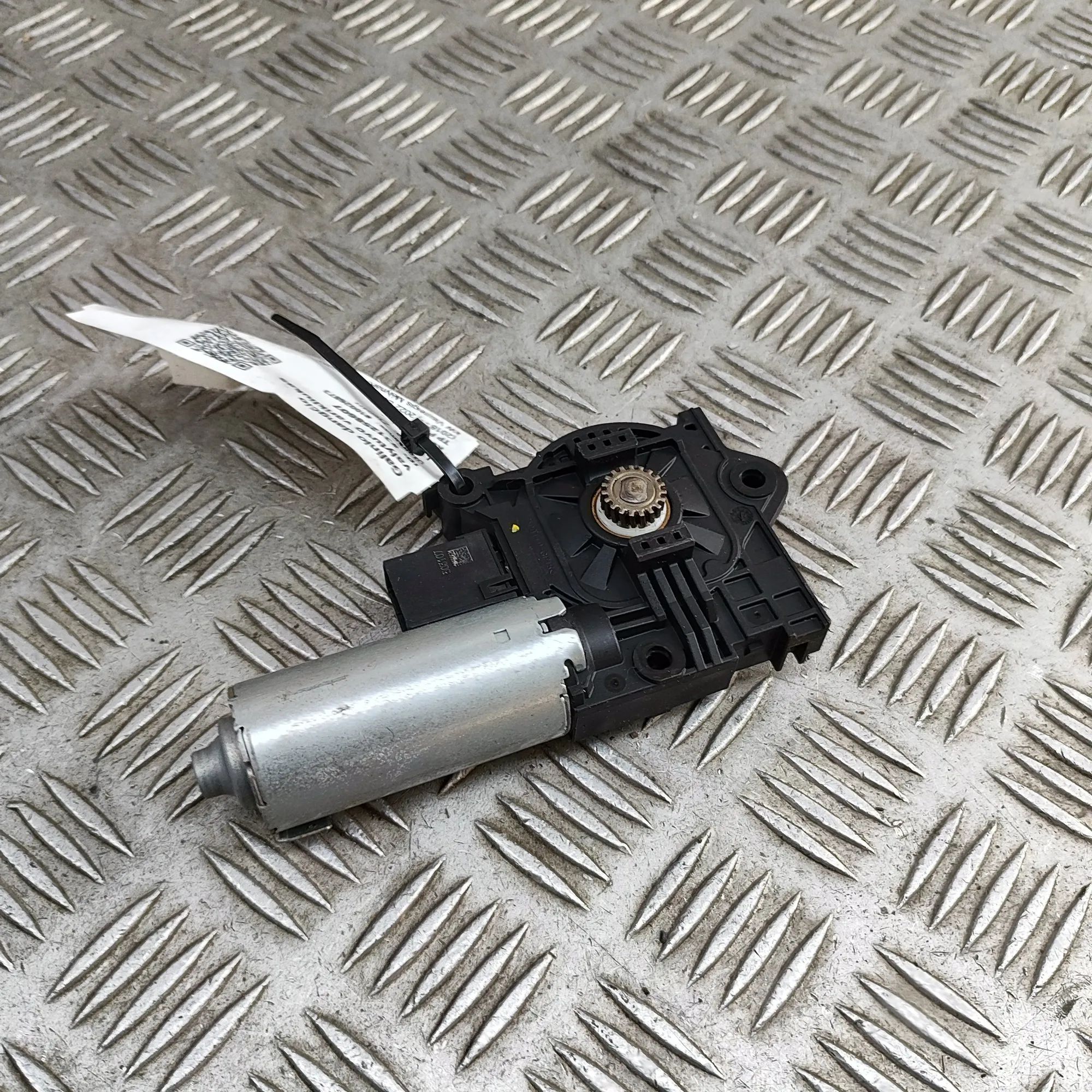 BMW X5 (G05) Sunroof Motor Sunroof Motor — BMW X5 (G05) (2018-...) — 00000...