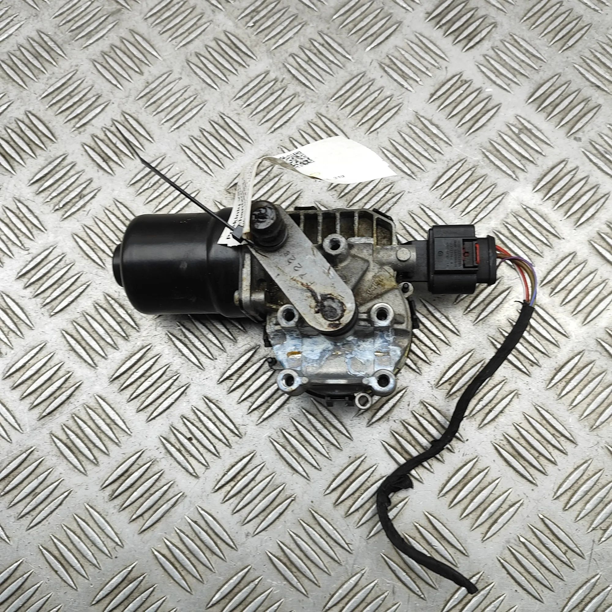 BMW X5 (G05) Front Windshield Wiper Mechanism Motor Front Windshield Wiper Mechanism Motor — BMW X5...