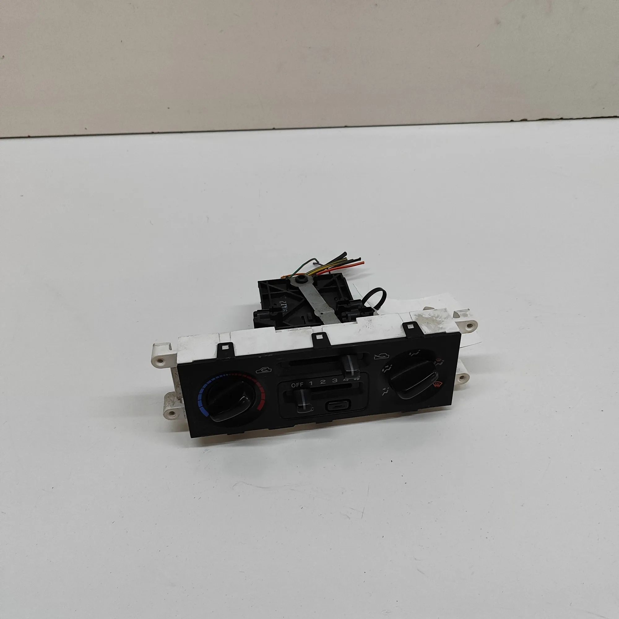 Subaru Forester Climate control unit Climate control unit — SUBARU FORESTER (SF) (19...