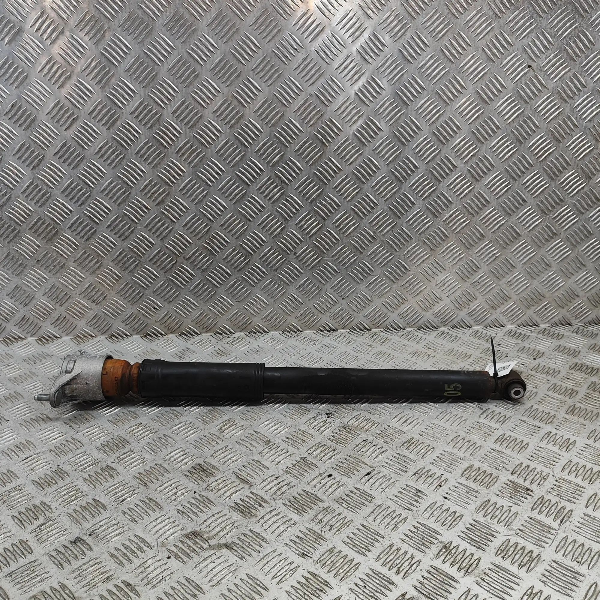 Infiniti Q30 Shock absorber — rear right Shock absorber — rear right — INFINITI Q30 (201...