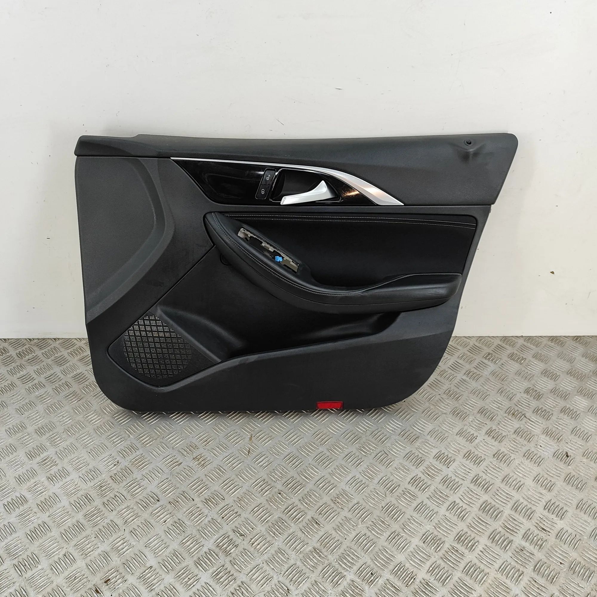 Infiniti Q30 Front Right Door Panel Front Right Door Panel — INFINITI Q30 (2015-......