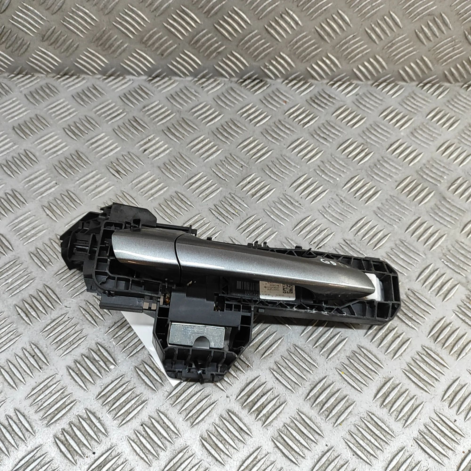Infiniti Q30 Exterior door handle — rear right Exterior door handle — rear right — INFINITI Q3...