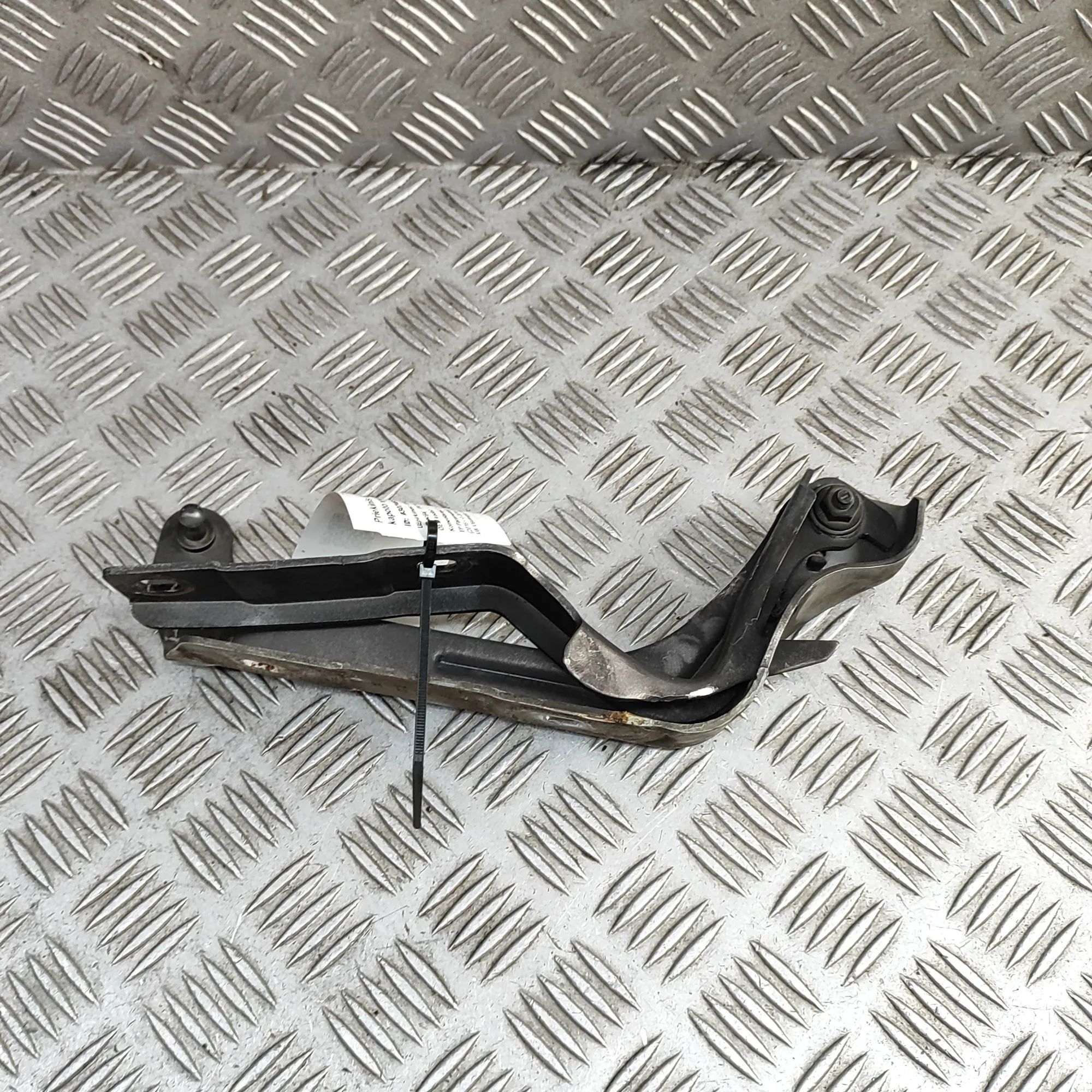 Maserati Levante Bonnet hinge — front right Bonnet hinge — front right — MASERATI LEVANTE (...