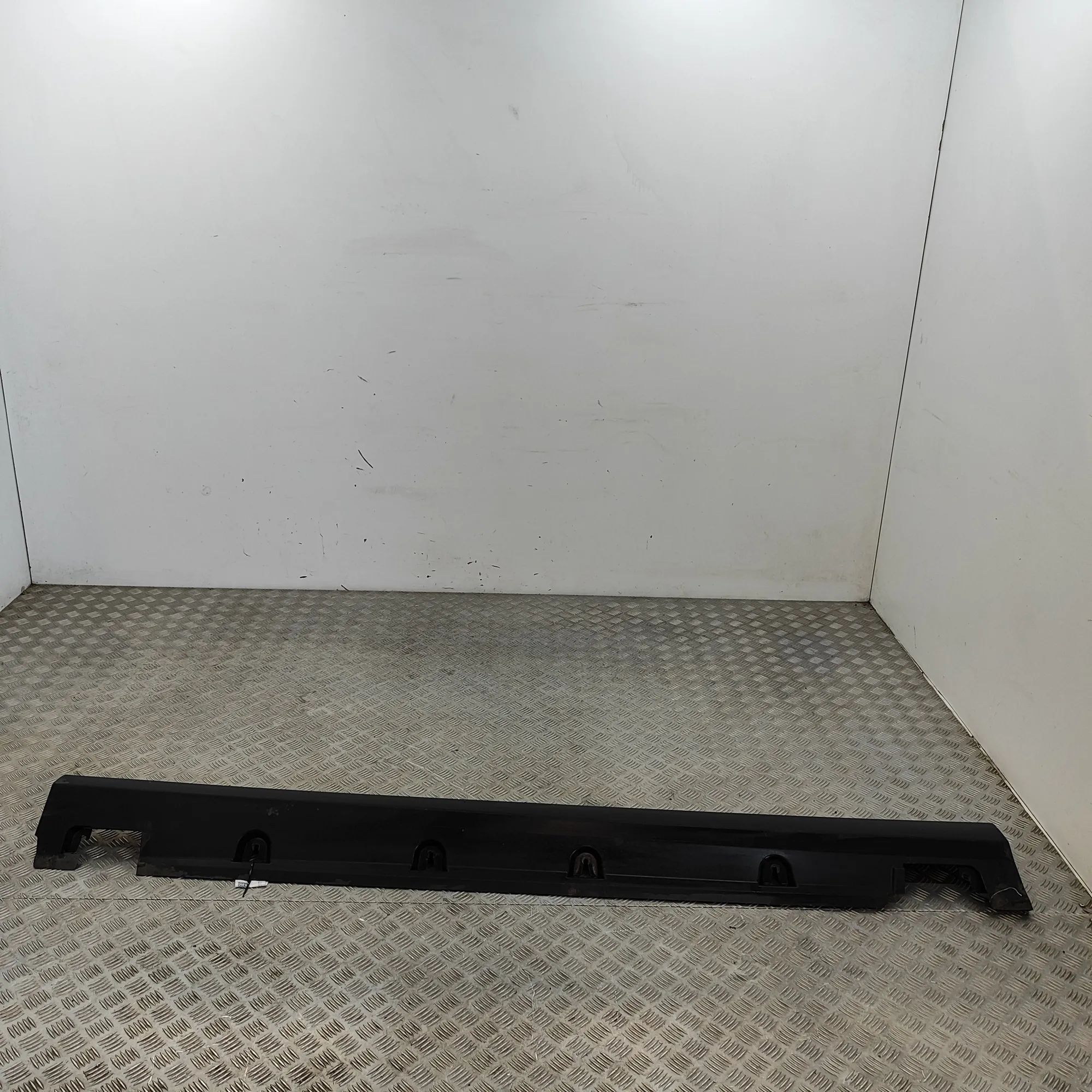 Mercedes-Benz ML / GLE (W166) Left Side Plastic Sideskirt Cover Left Side Plastic Sideskirt Cover — MERCEDES BE...
