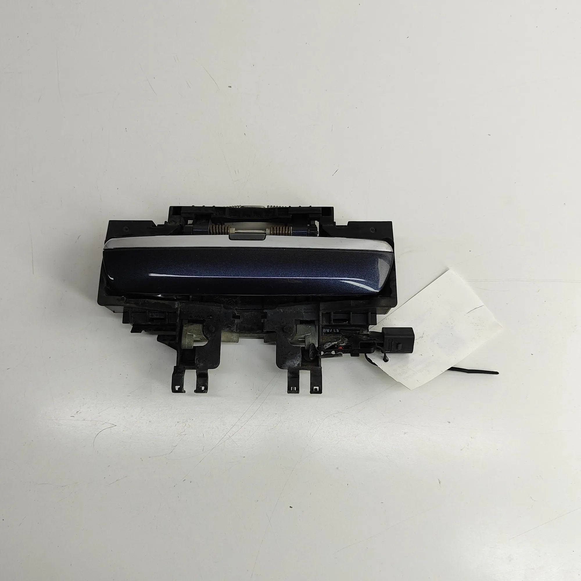 Audi A8 (D3) Exterior door handle — rear right Exterior door handle — rear right — AUDI A8 (D3...