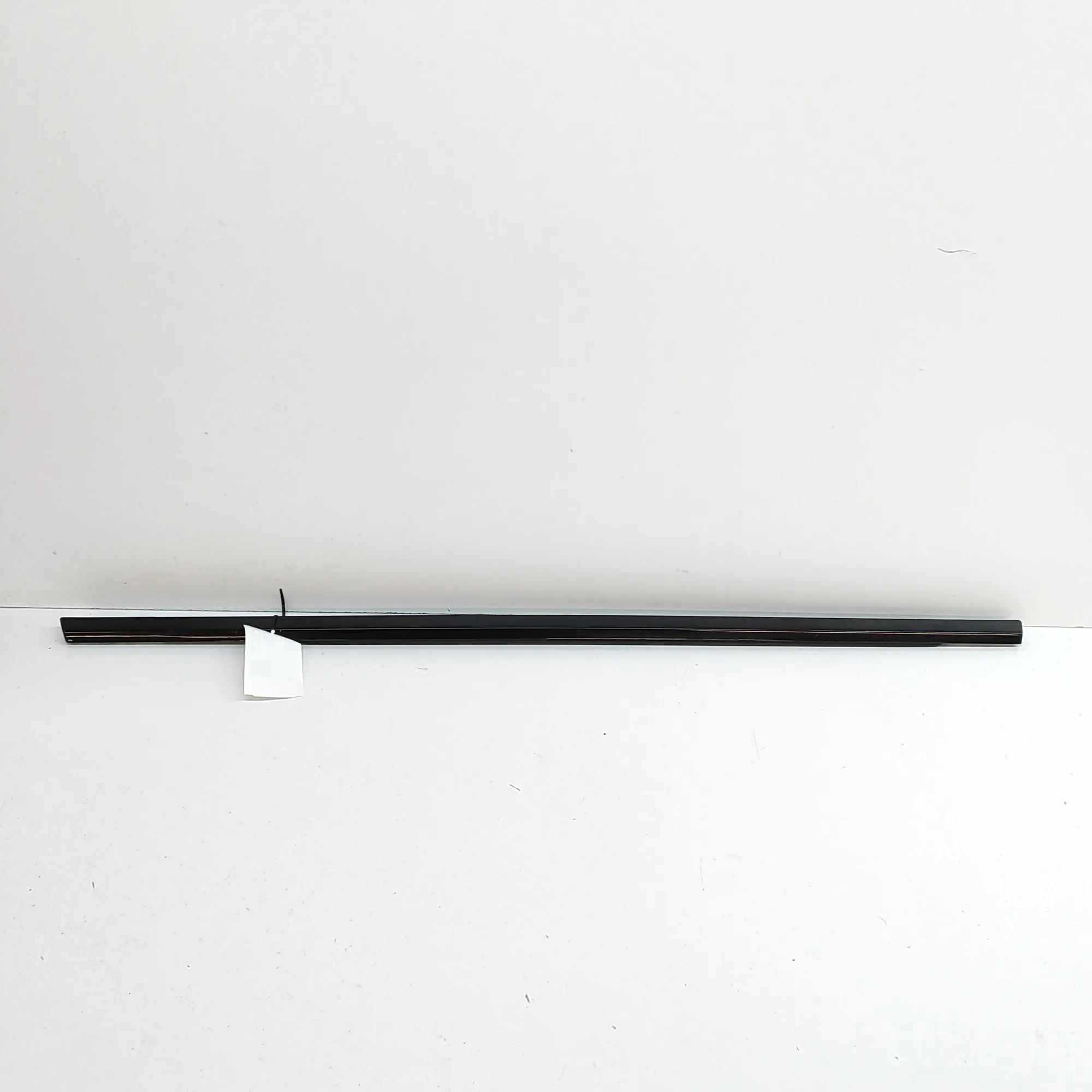 Land Rover Range Rover Sport (L494) Door window strip — front left Door window strip — front left — LAND ROVER RAN...