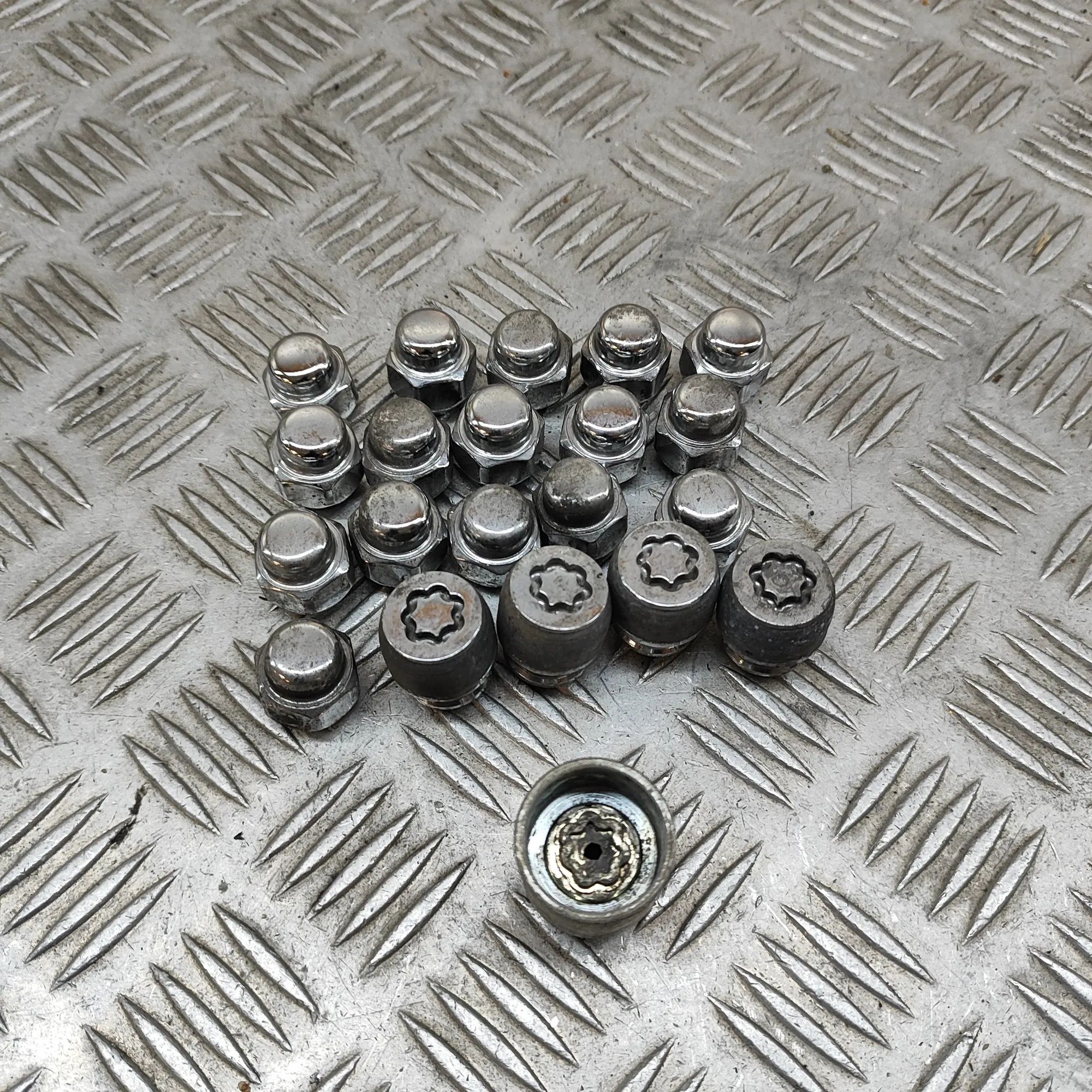 Mazda CX-5 (KF) Wheel Screws Kit Wheel Screws Kit — MAZDA CX-5 (KF) (2016-...) —...