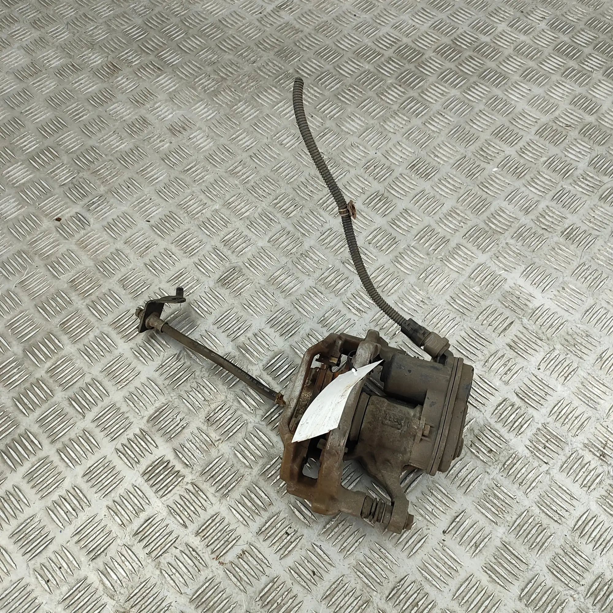 Toyota Corolla Brake caliper — rear right Brake caliper — rear right — TOYOTA COROLLA (Es...