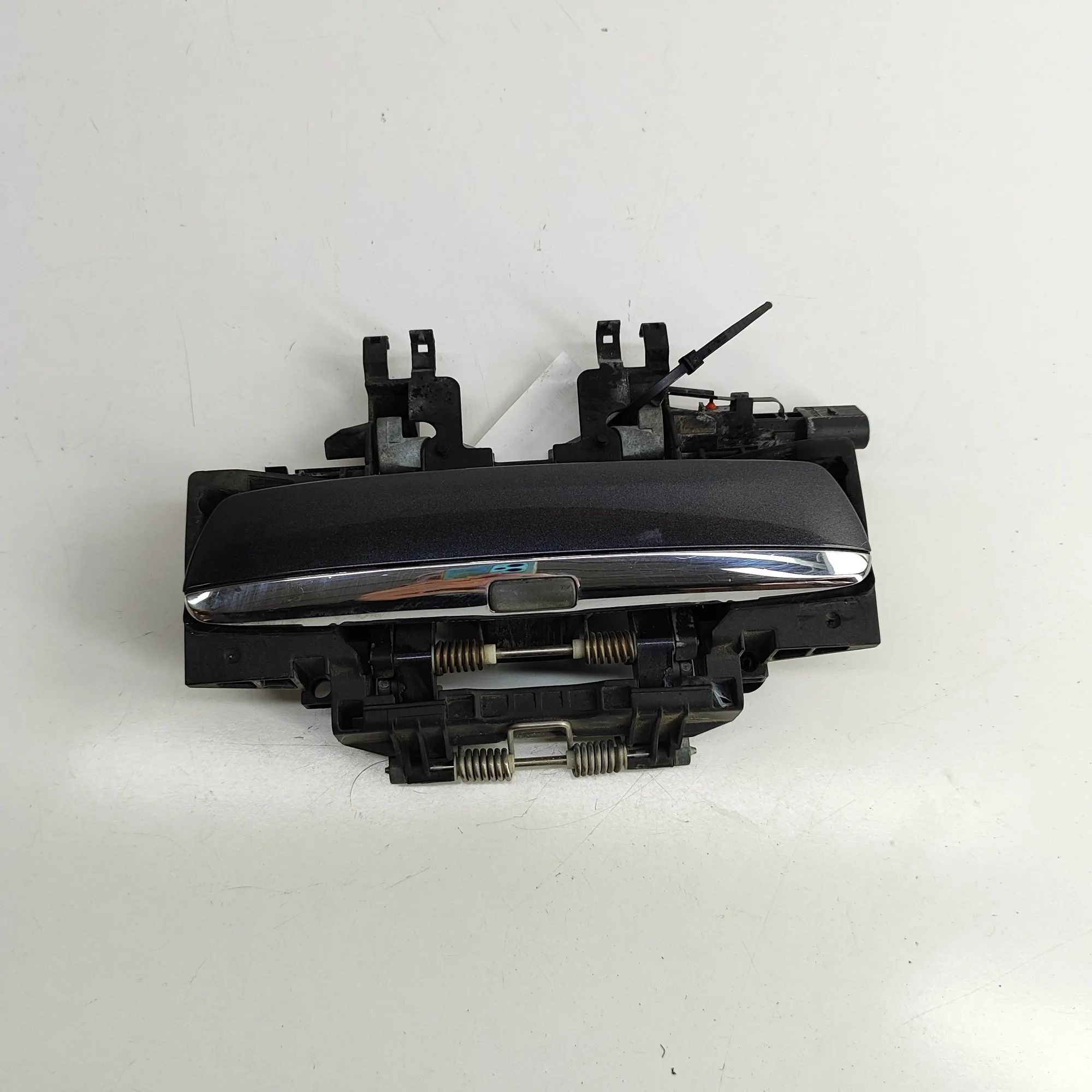 Audi A8 (D3) Exterior door handle — rear left