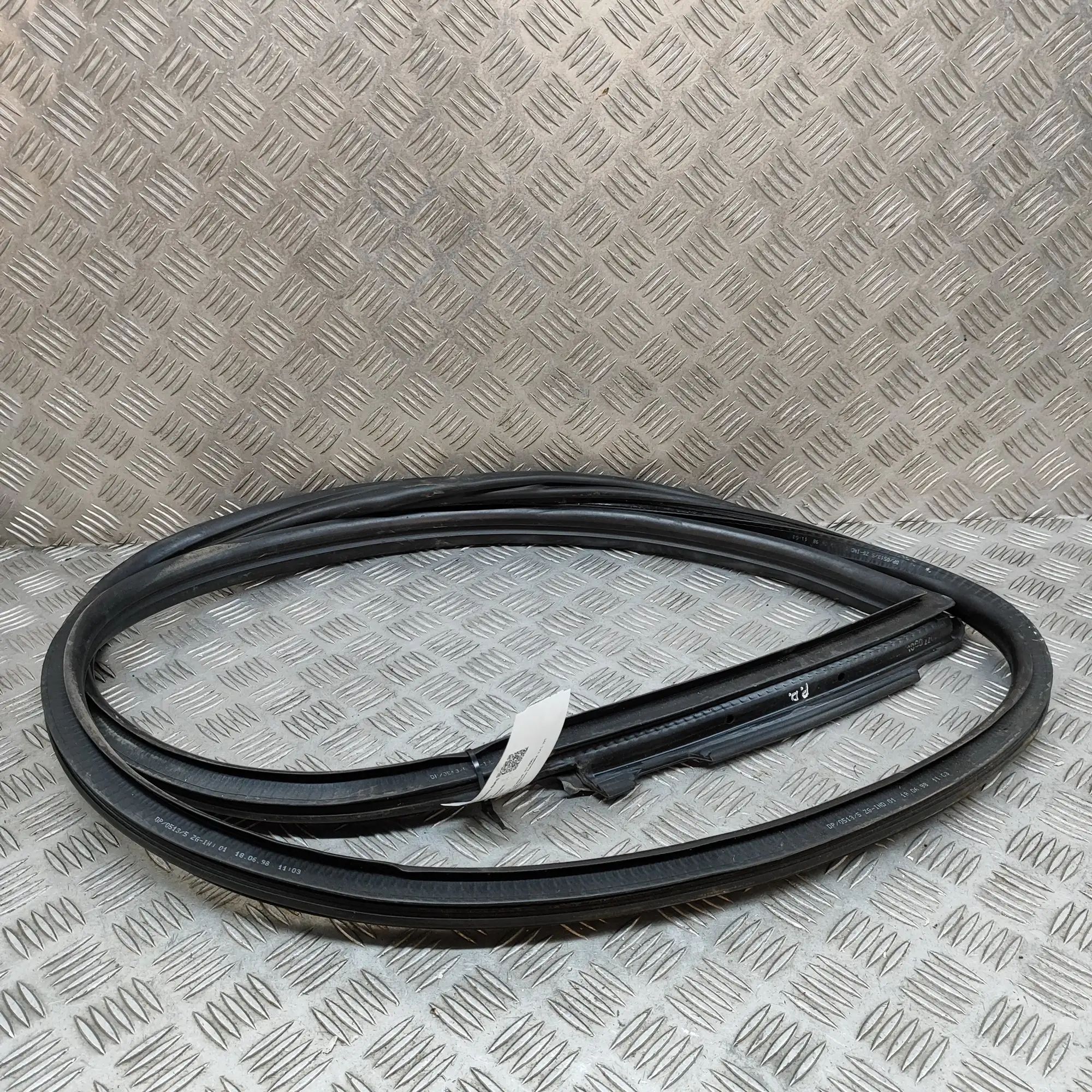 Porsche 911 (996) Door rubber seal — front right Door rubber seal — front right — PORSCHE 911 (9...