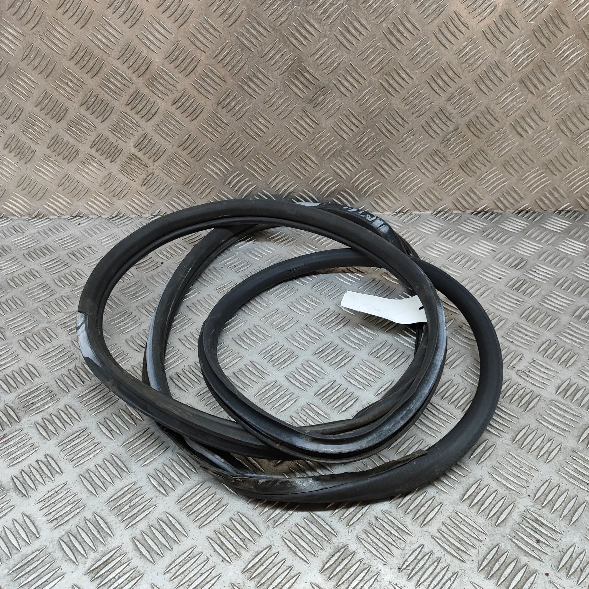 Nissan 350Z Door rubber seal — front left Door rubber seal — front left — NISSAN 350 (Z C...