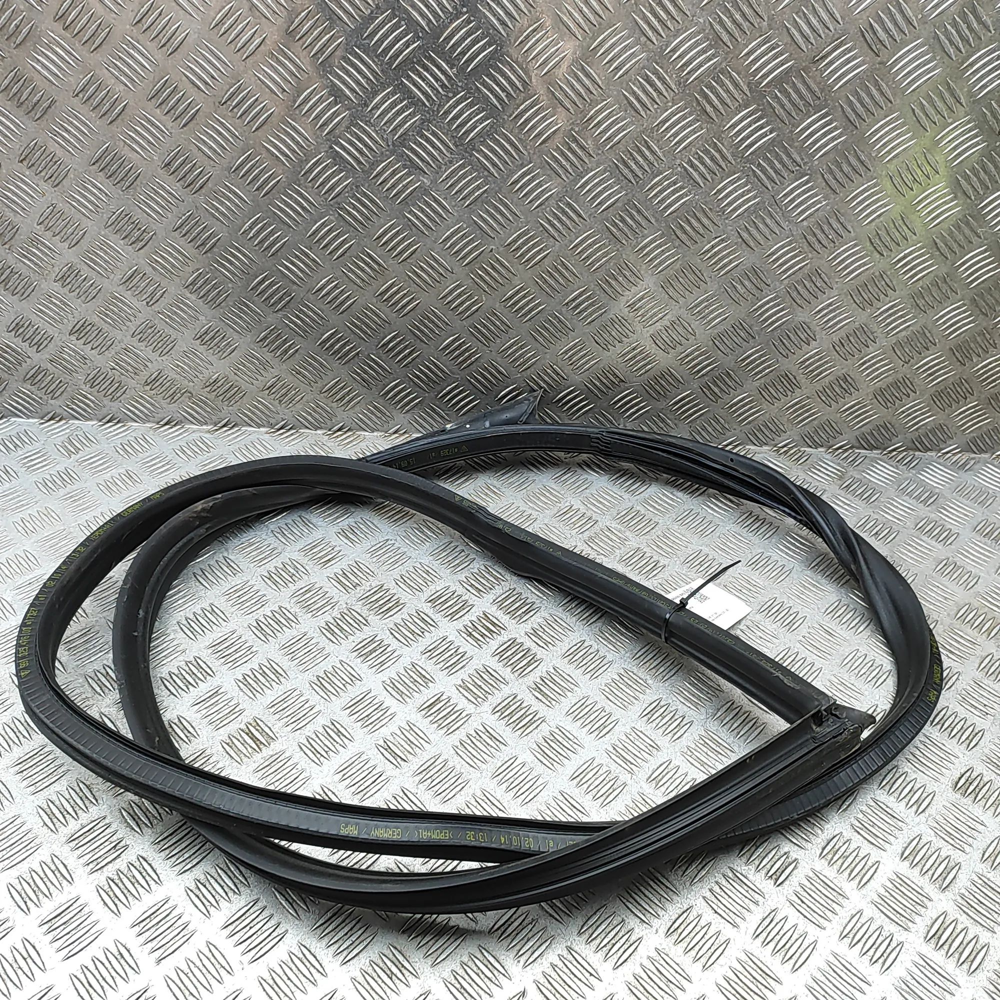 Porsche 911 (991) Door rubber seal — front right Door rubber seal — front right — PORSCHE 911 (9...