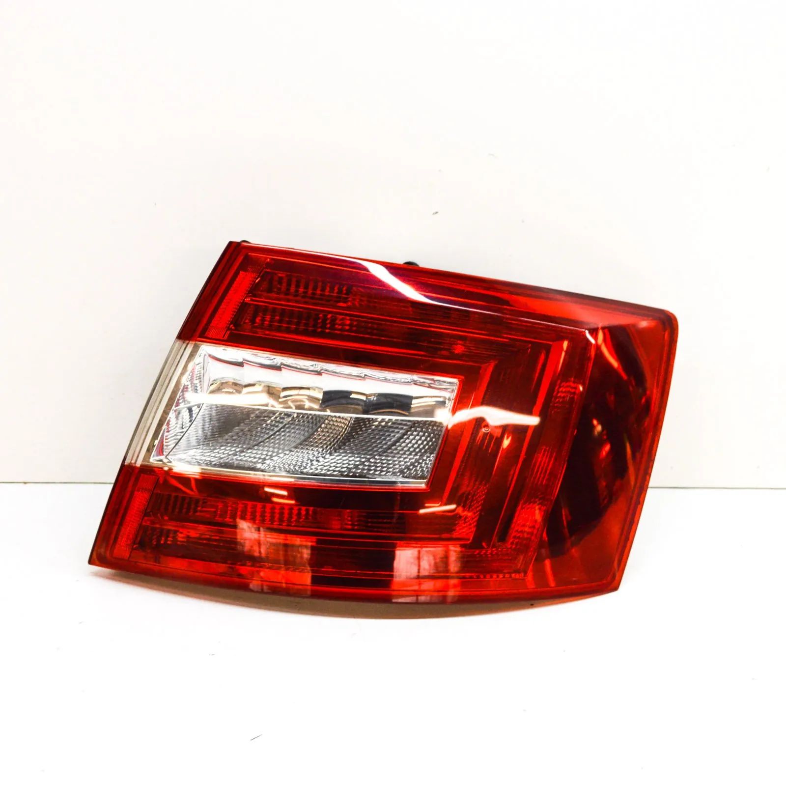 Skoda Octavia Rear Right Tail Light Rear Right Tail Light — SKODA OCTAVIA (III 5E3)...