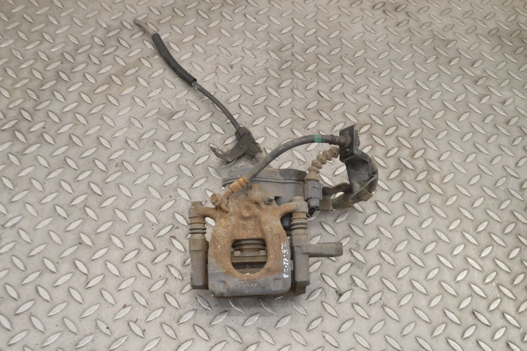 Nissan Qashqai (J11) Brake caliper — rear right Brake caliper — rear right — NISSAN QASHQAI (II...