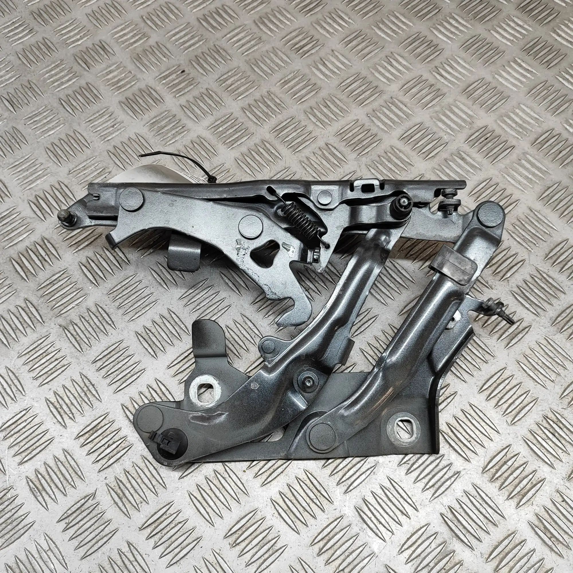 Audi Q5 (FY) Bonnet hinge — front left Bonnet hinge — front left — AUDI Q5 (FY) (2016-...