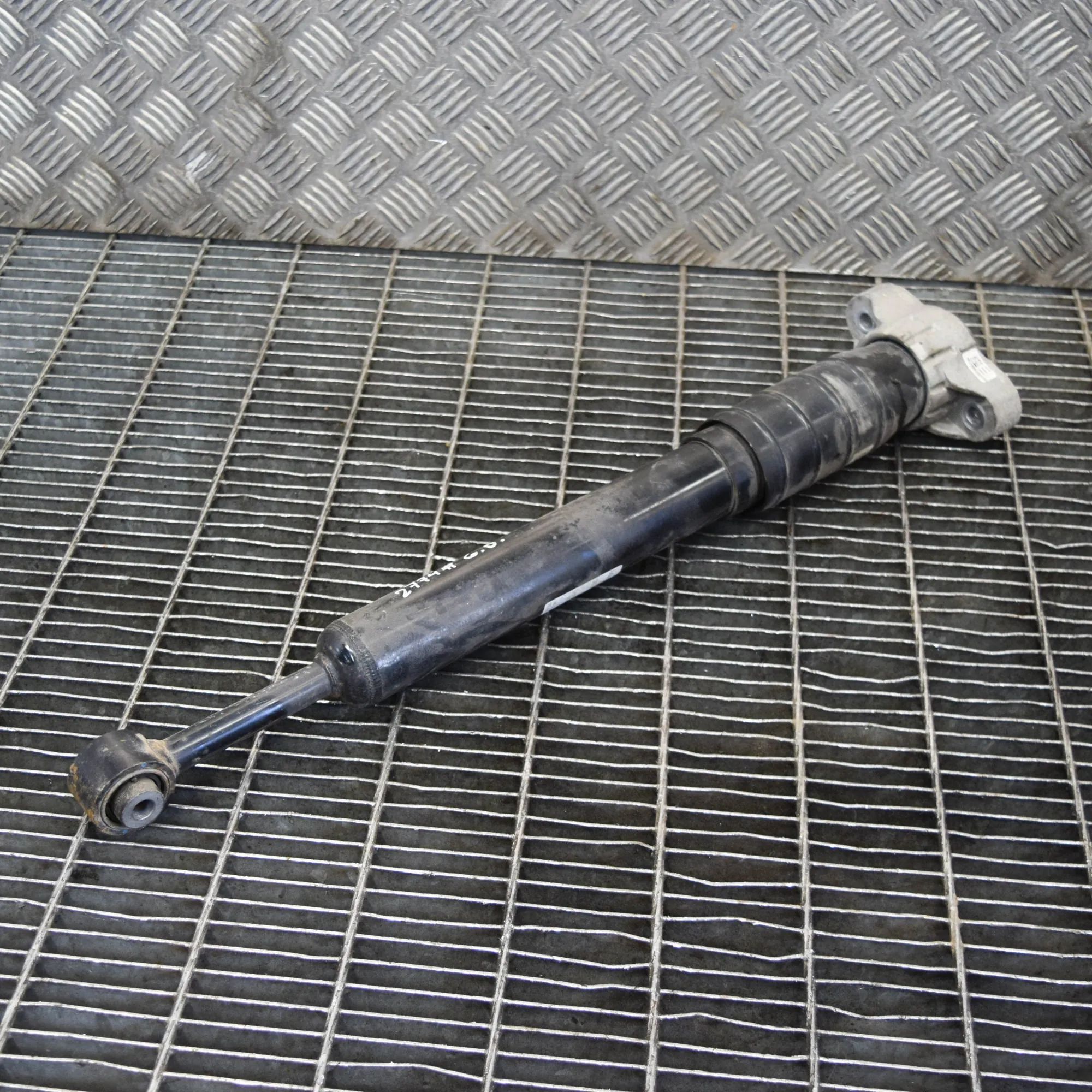 Maserati Ghibli Shock absorber — rear right Shock absorber — rear right — MASERATI GHIBLI (...