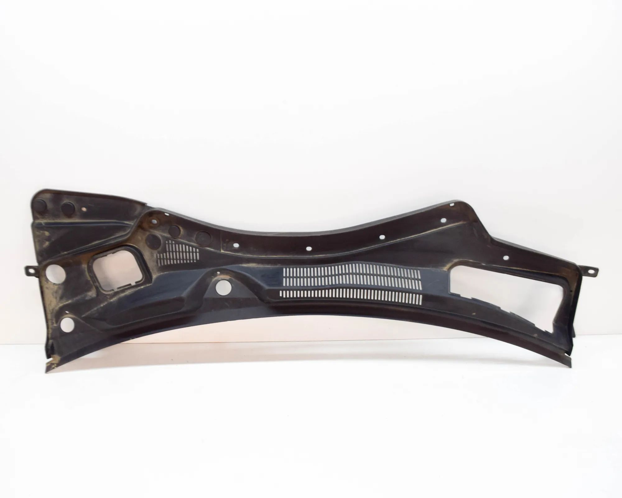 Maserati Quattroporte Front Wiper Cowl Trim Front Wiper Cowl Trim — MASERATI QUATTROPORTE (...