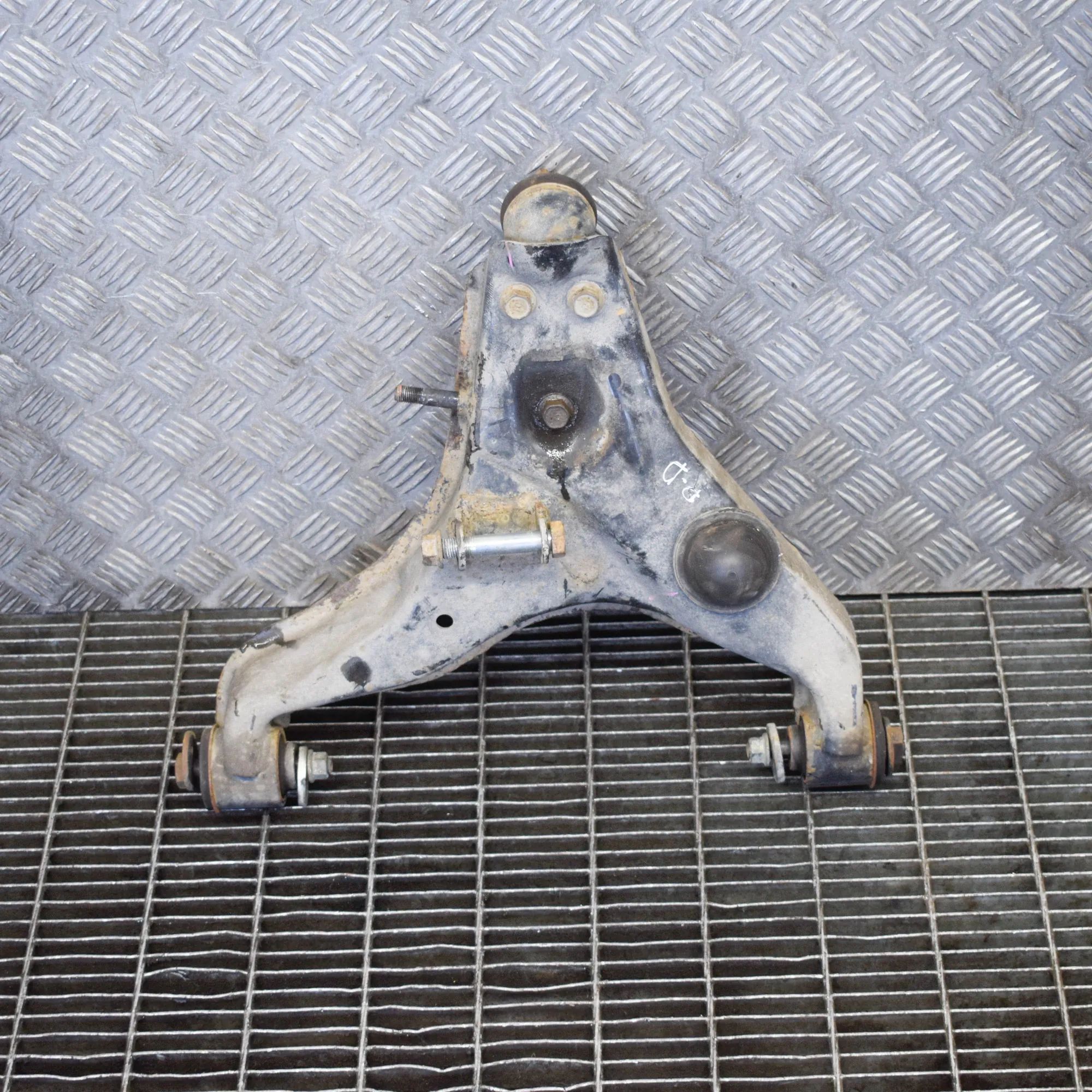 Mitsubishi L200 Front Right Lower Control Arm Front Right Lower Control Arm — MITSUBISHI L (2...