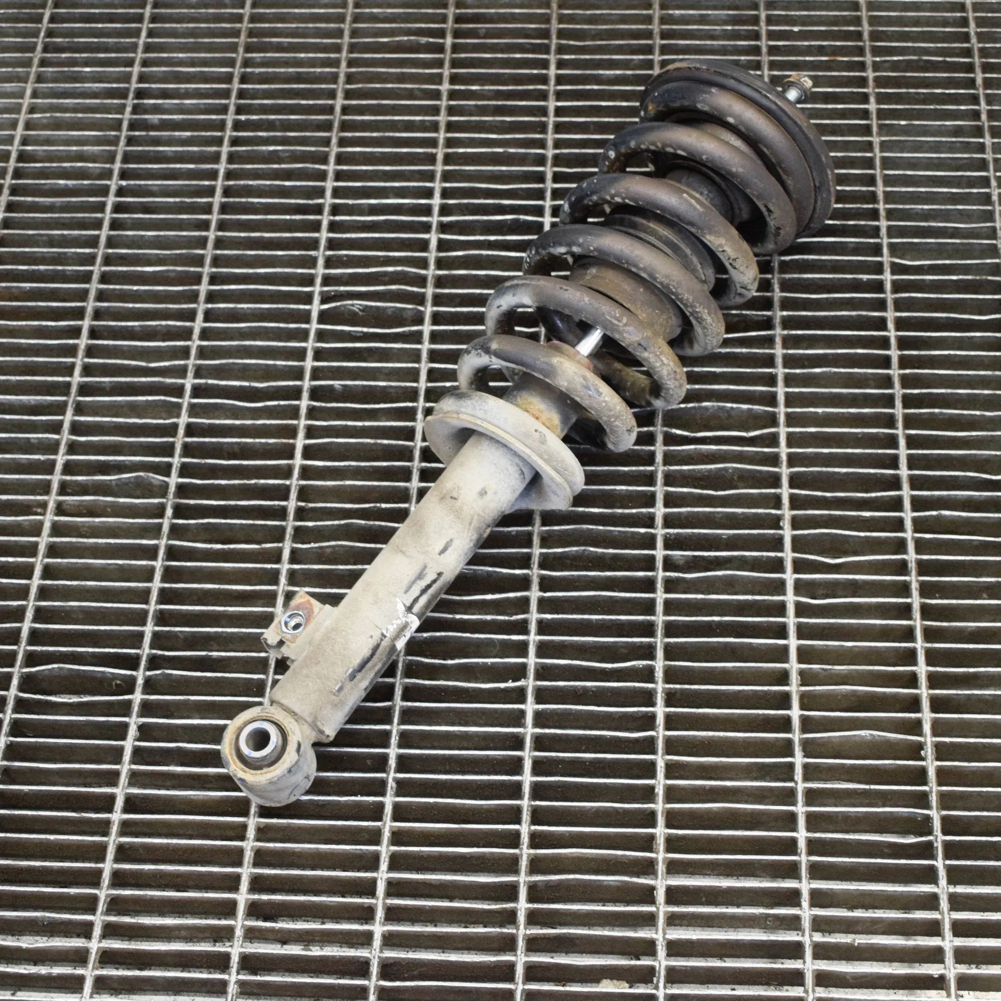 Mitsubishi L200 Shock absorber — front left Shock absorber — front left — MITSUBISHI L (200...