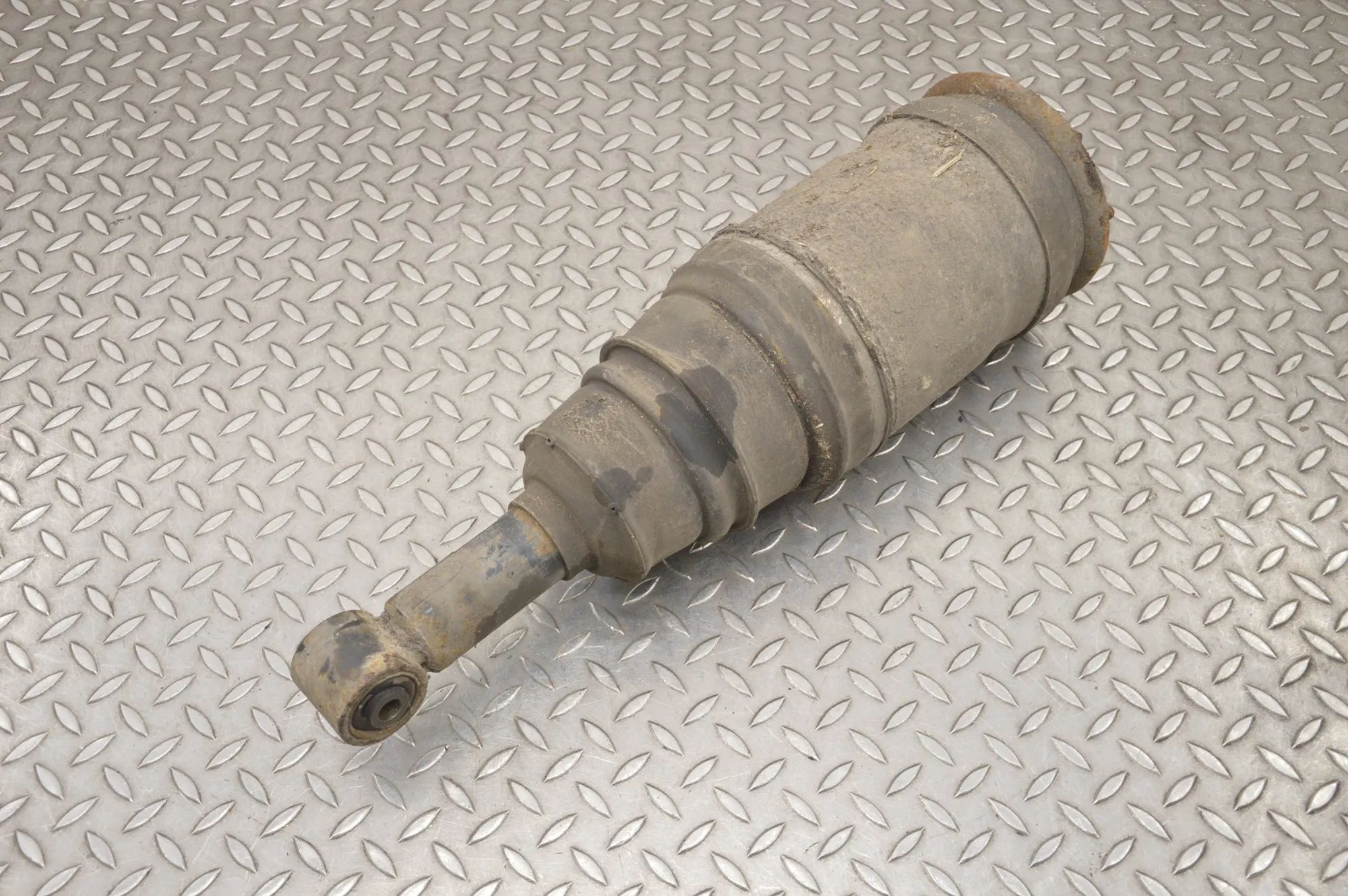 Land Rover Discovery Rear Right Air Shock Absorber Rear Right Air Shock Absorber — LAND ROVER DISC...