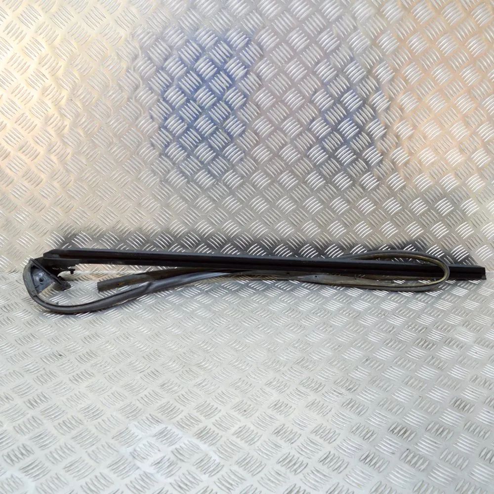 Maserati GranTurismo / GranCabrio Door window moulding — front — right Door window moulding — front — right — MASERATI...