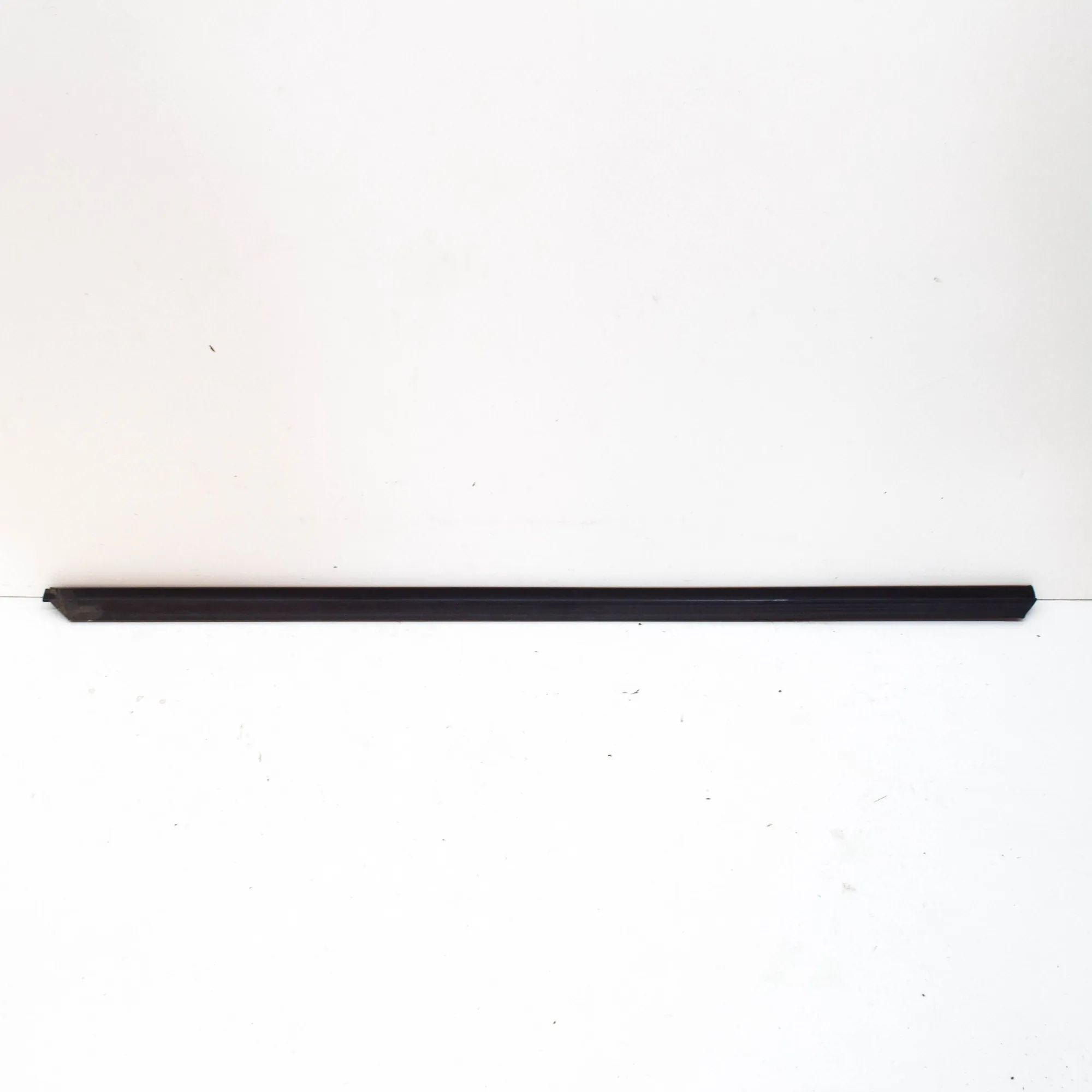 Maserati GranTurismo / GranCabrio Door window moulding — front — right Door window moulding — front — right — MASERATI...