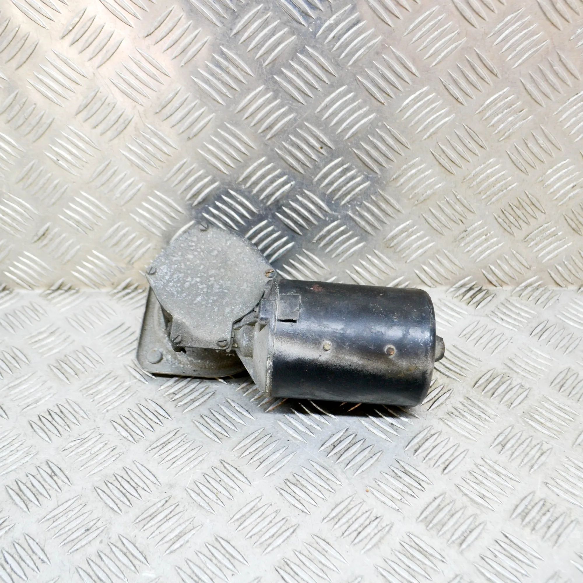 Mercedes-Benz 200 - 280 (W114, W115) Front Windshield Wiper Mechanism Motor Front Windshield Wiper Mechanism Motor — MERCED...